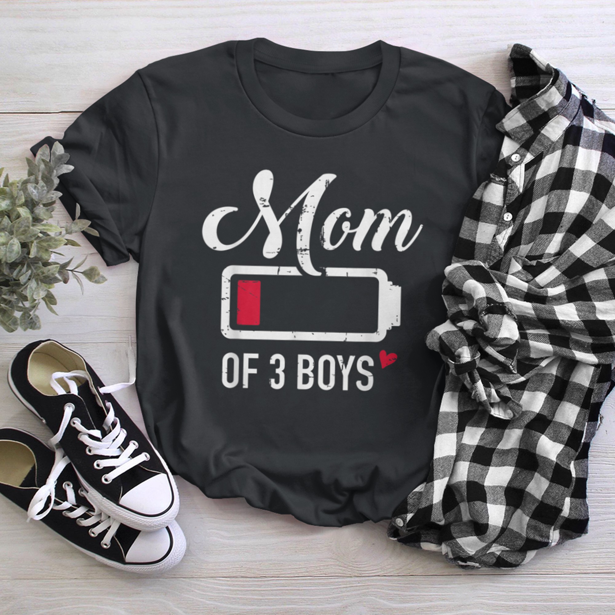Mom of low battery (1) t-shirt black