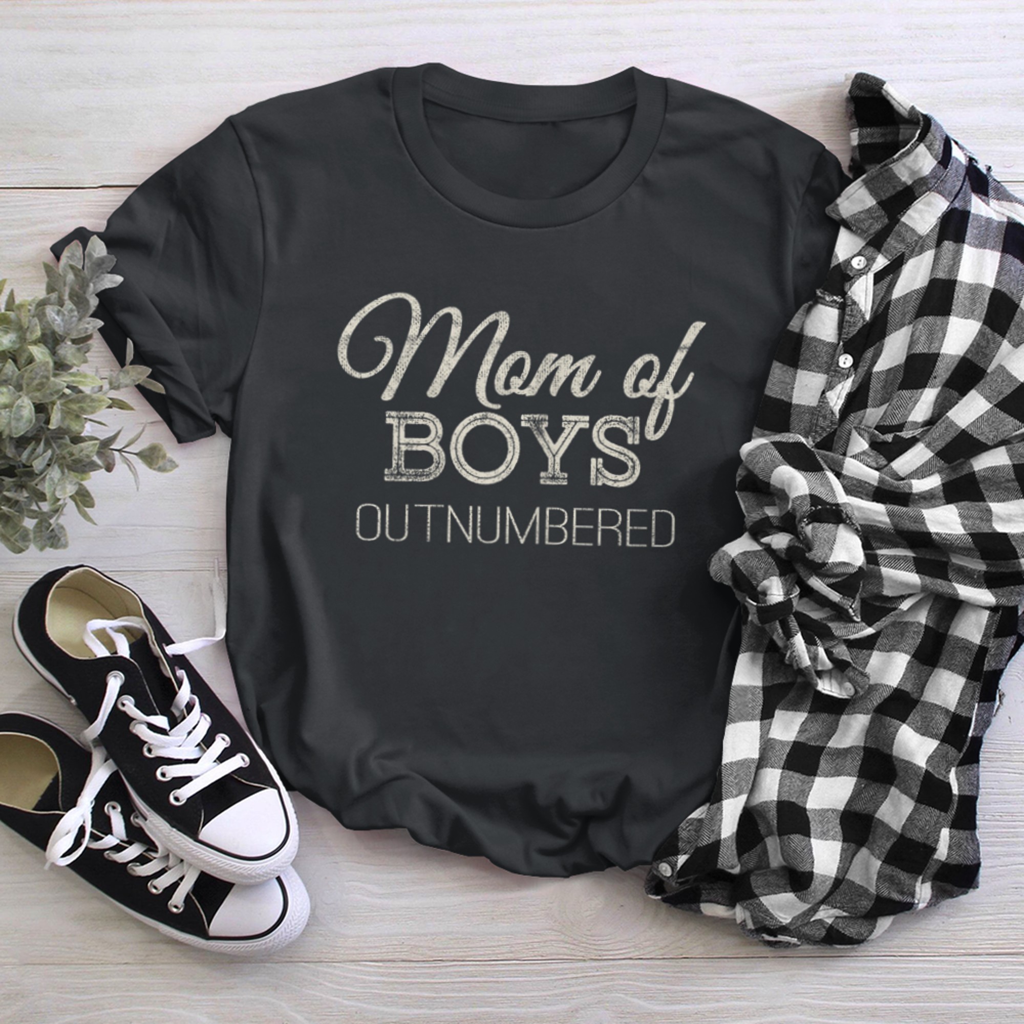 Mom of Outnumbered t-shirt black