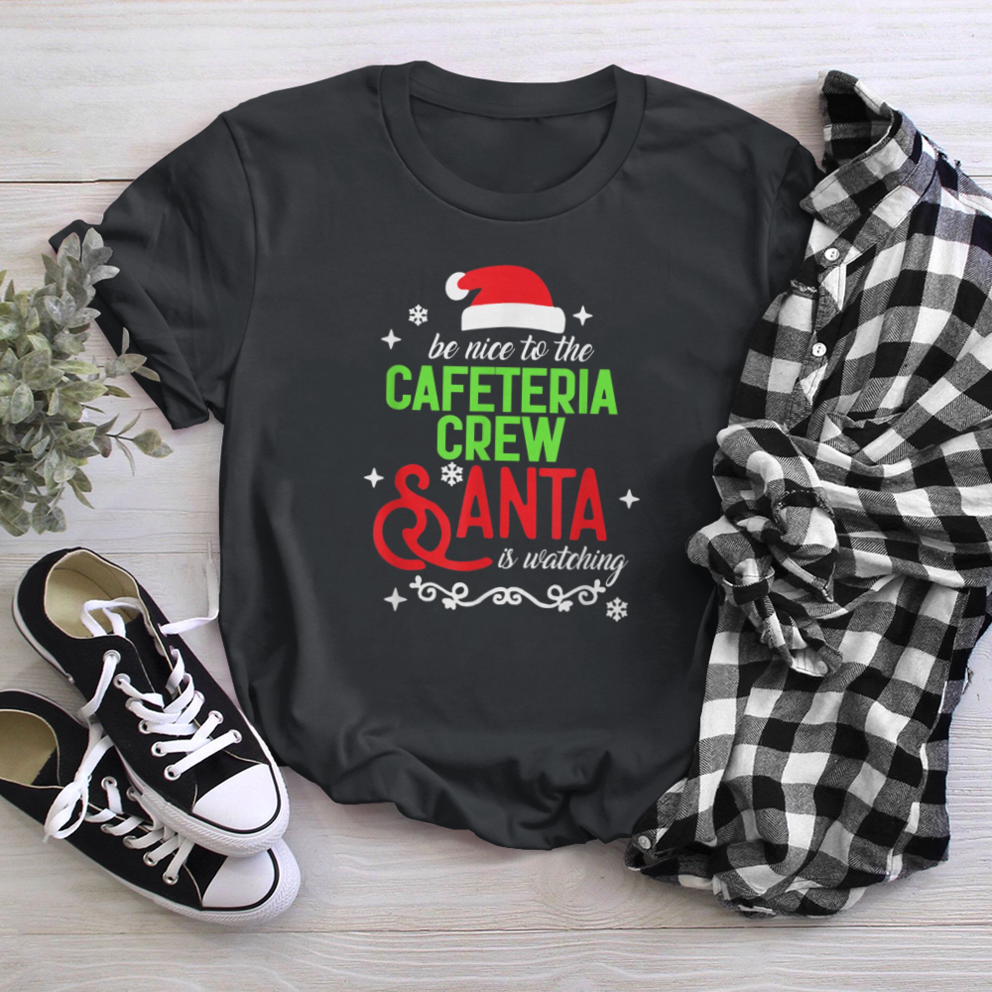 Be Nice To The Cafeteria Crew Santa Is Watching Christmas (2) t-shirt black