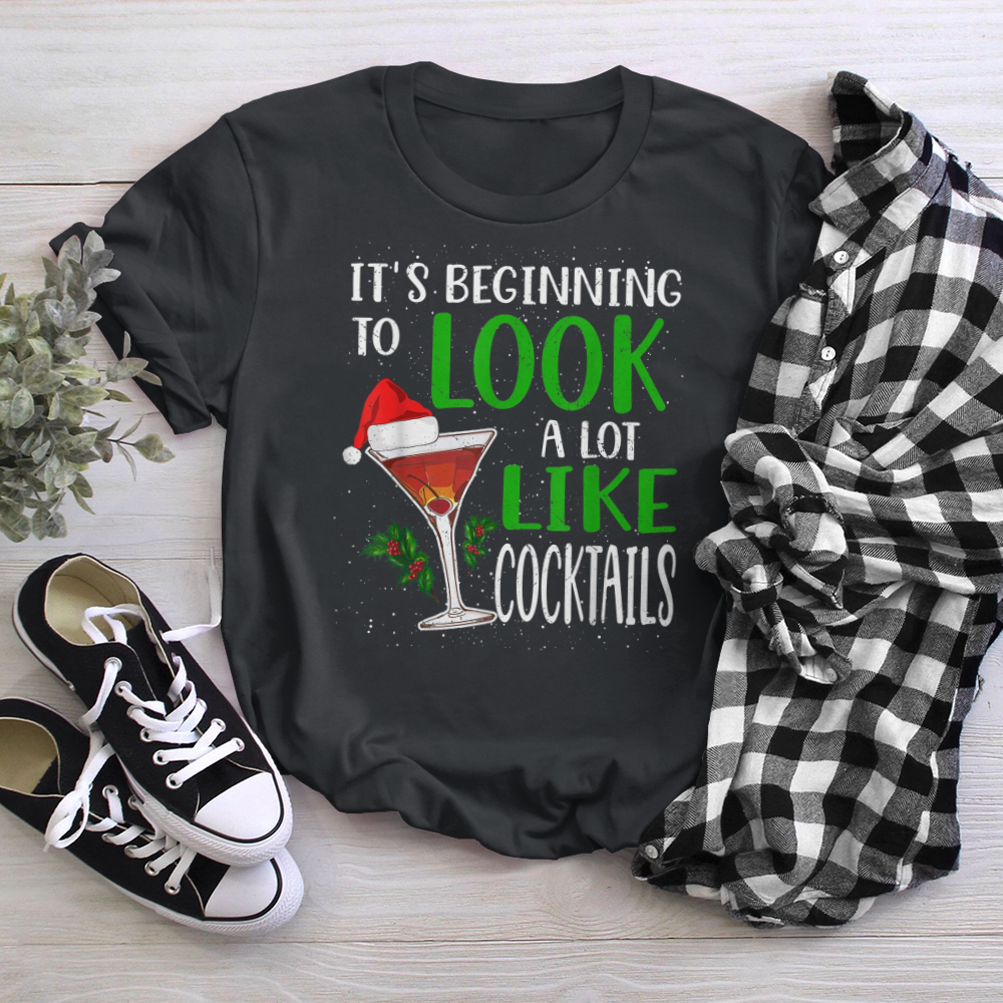 It's Beginning To Look A Lot Like Cocktails Funny Xmas Drink t-shirt black