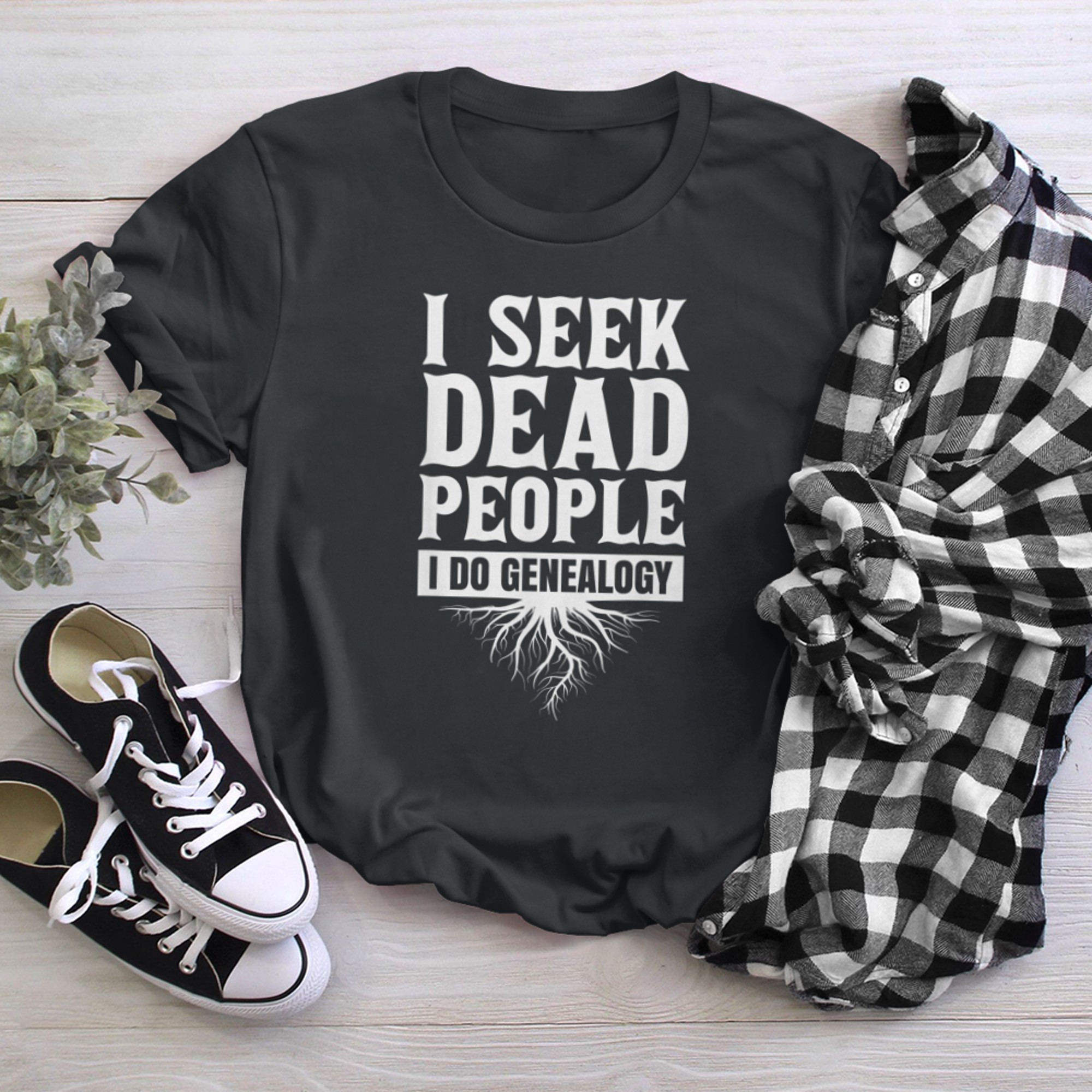 I Seek Dead People I Do Genealogy for all DNA Tree Fans. t-shirt black