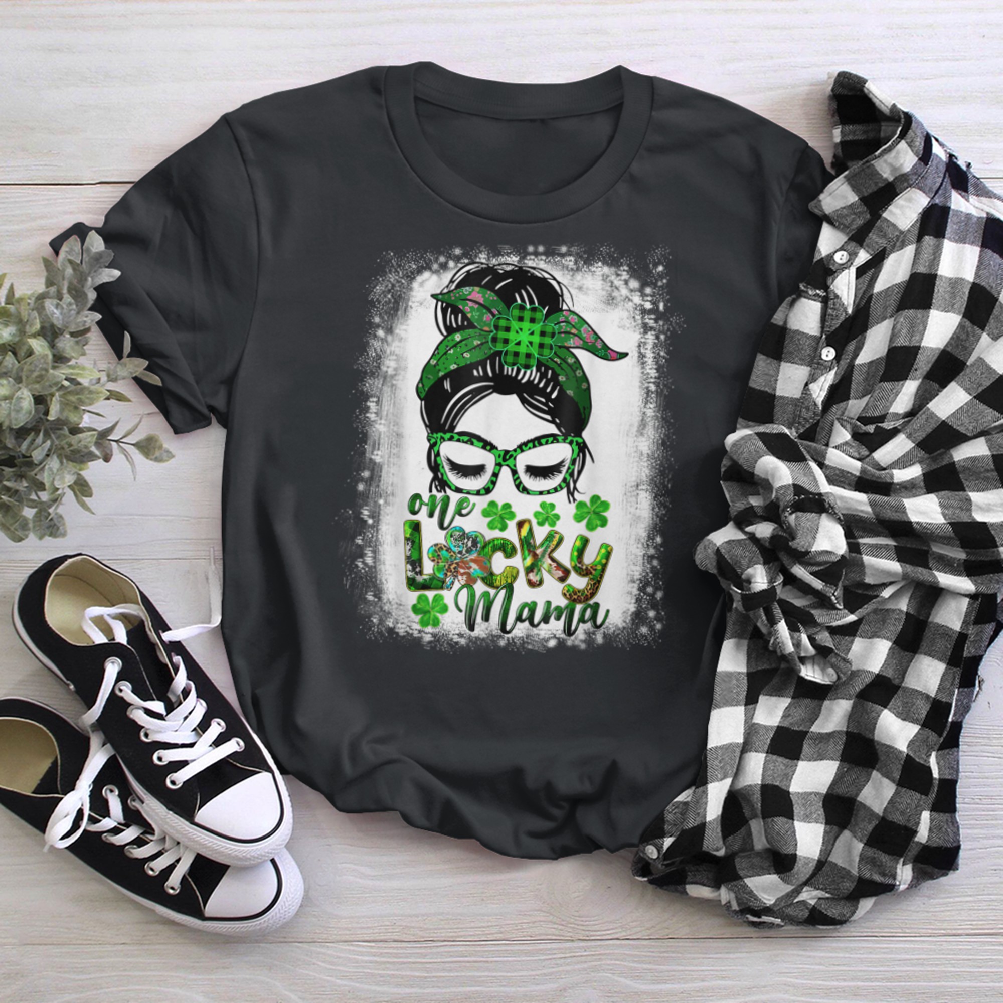 Blea.ched One Lucky Mama Green Clovers Girl t-shirt black