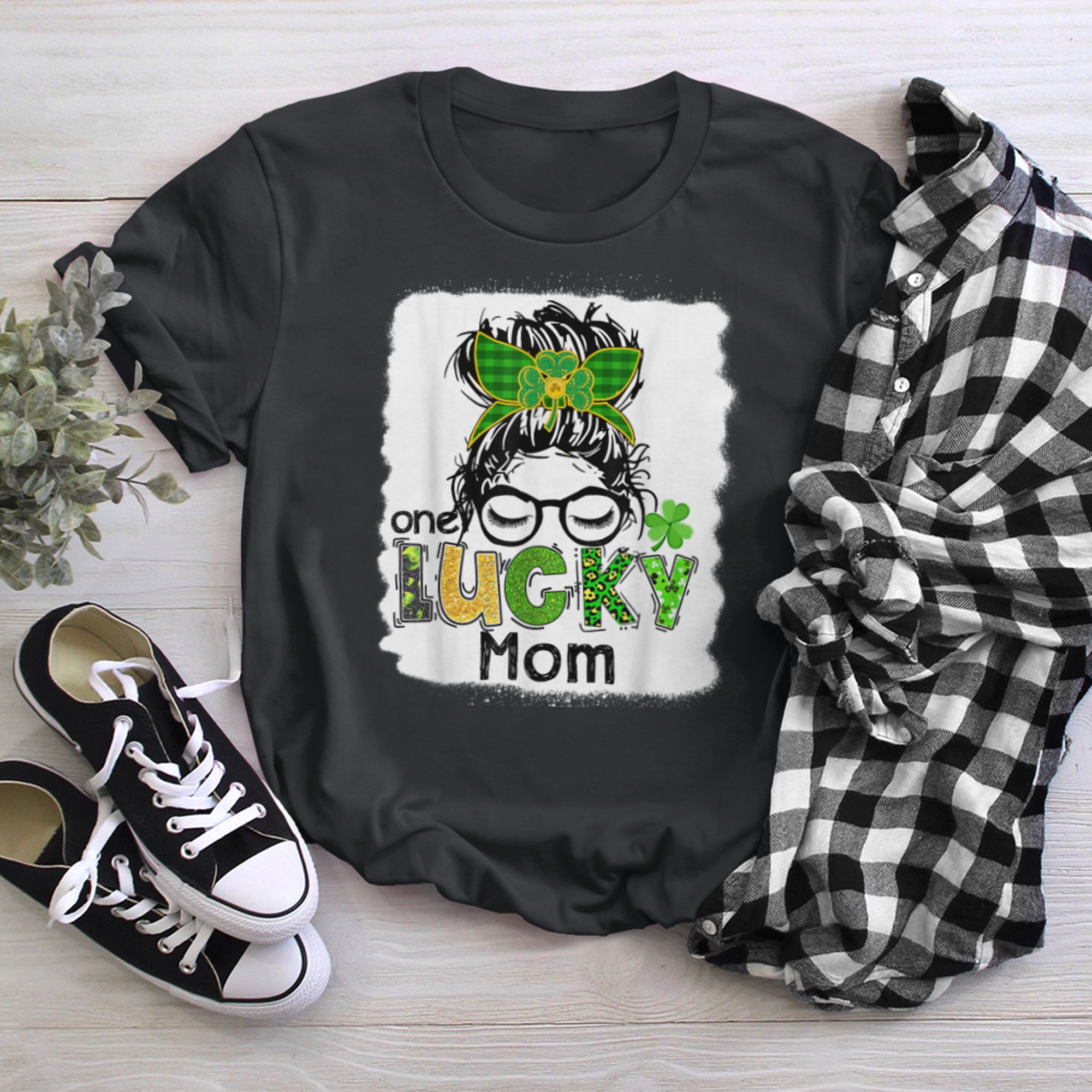 Blea.ched One Lucky Mom Messy Bun Leopard St Patrick's Day t-shirt black