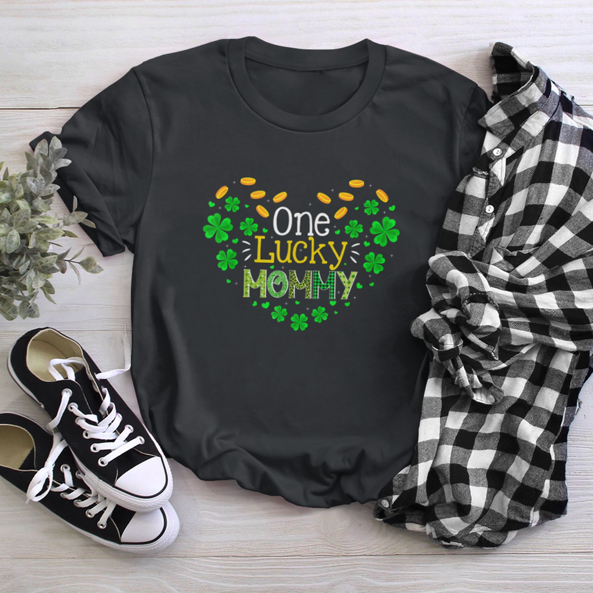 Cute Shamrock Heart One Lucky Mommy Happy St Patrick's Day t-shirt black