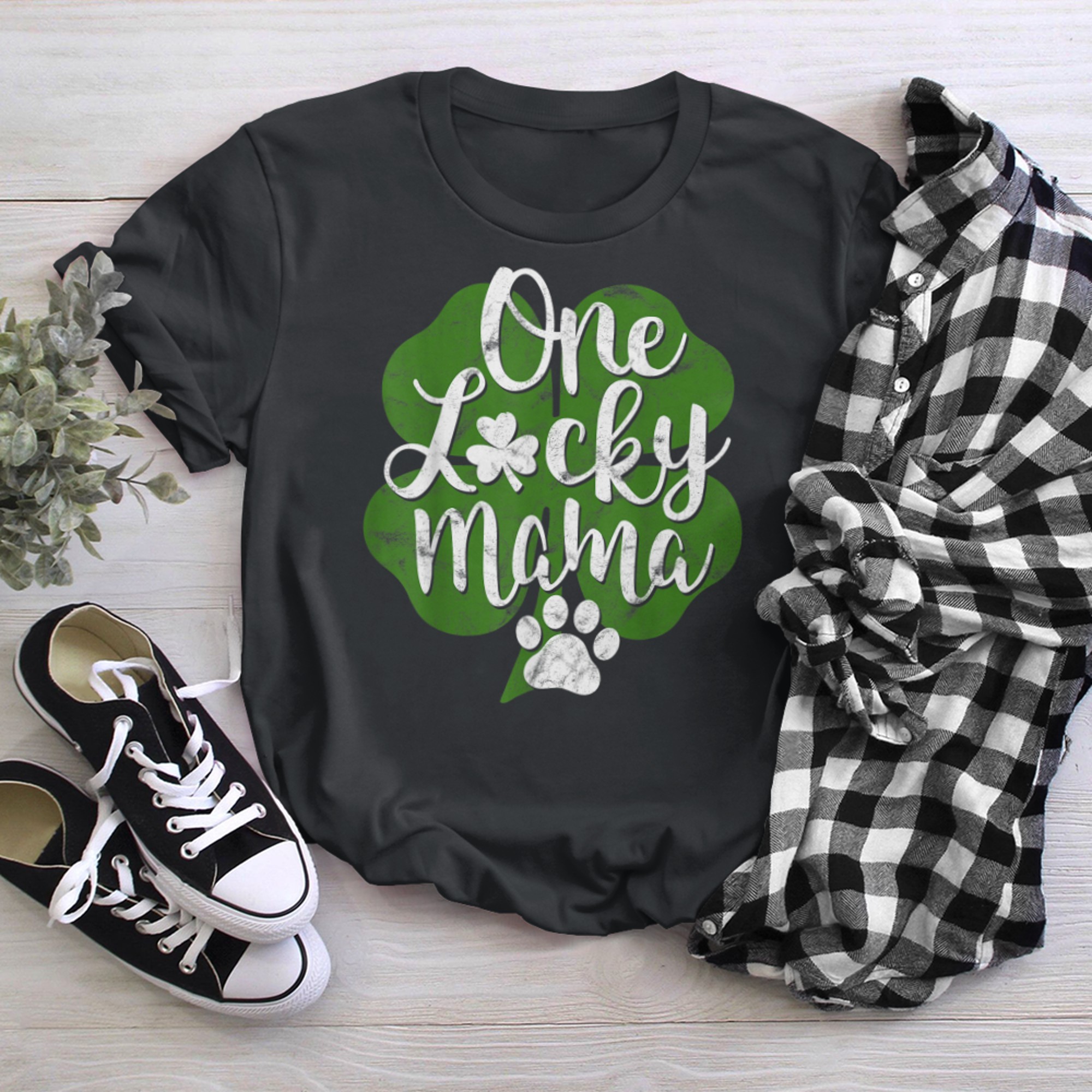 Dog Mom St Patricks Day Clover One Lucky Mama Women Girl t-shirt black