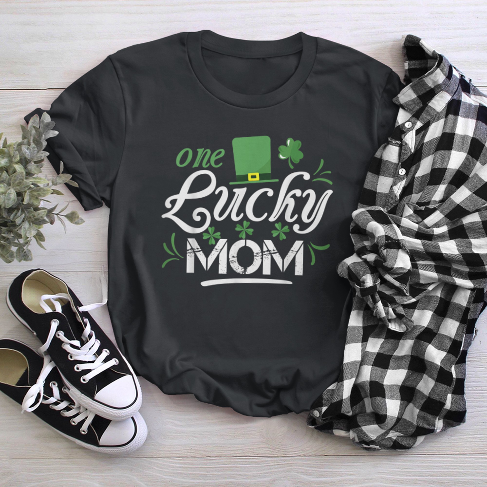 Funny One Lucky Mom Lucky St. Patrick's Day Mom t-shirt black