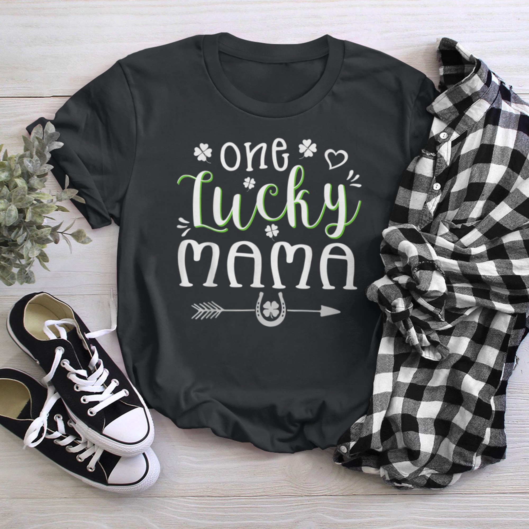 Funny St. Patrick's Day Cute for One Lucky Mama Family t-shirt black