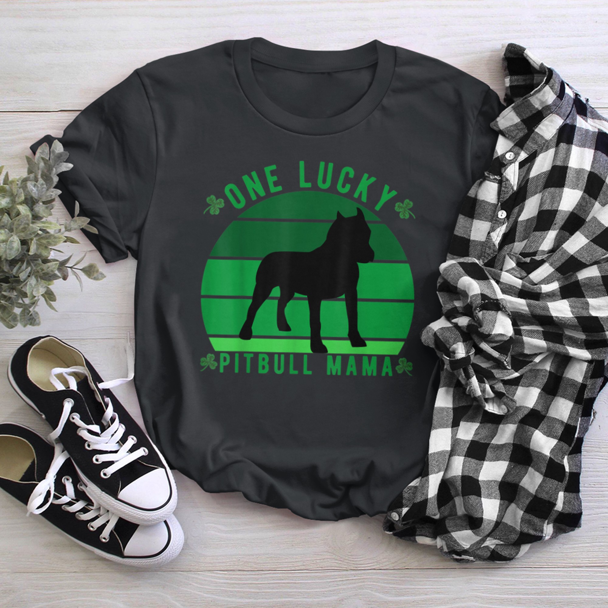 Funny St Patrick's Day One Lucky Pitbull Mama Pitbulldog (1) t-shirt black