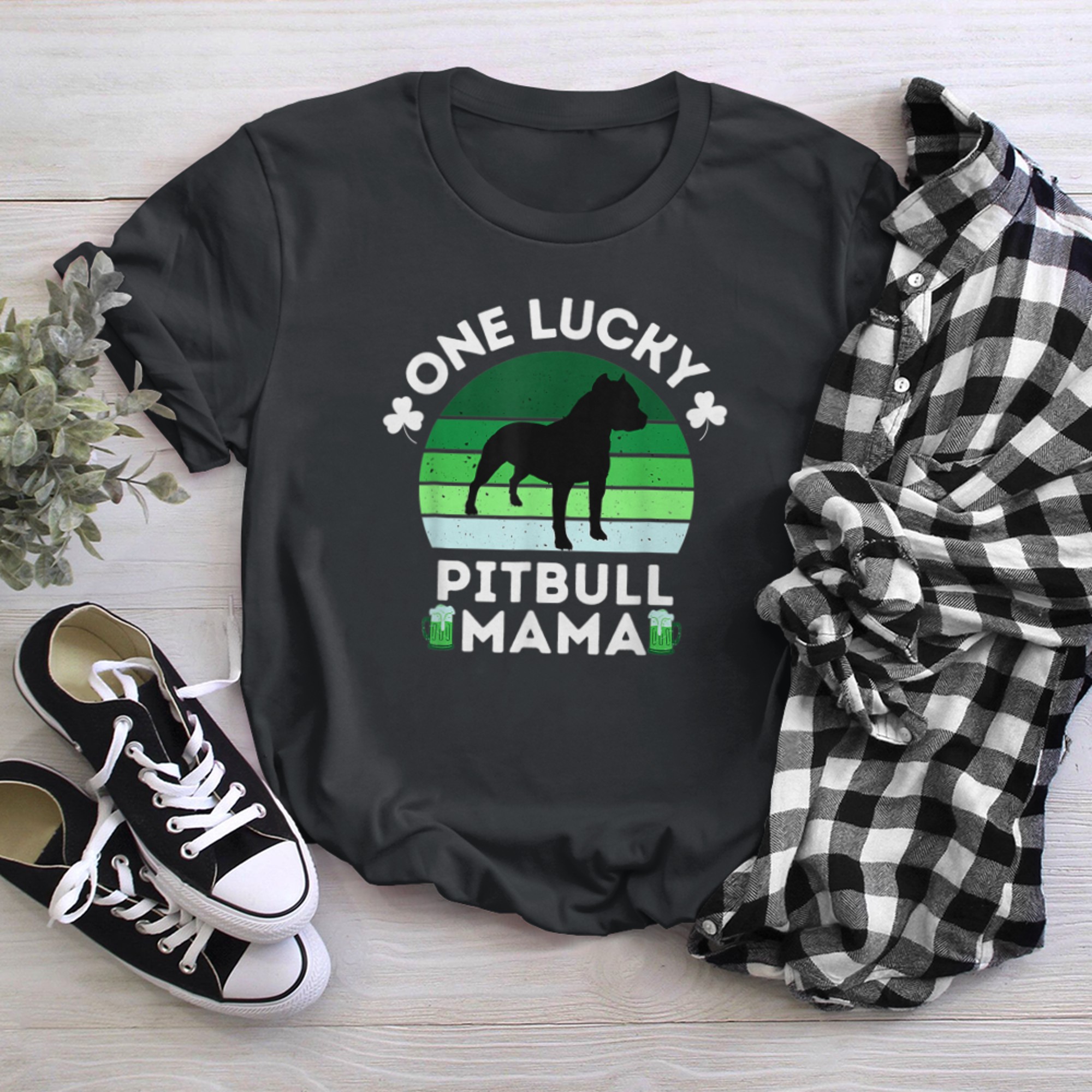 Funny St Patrick's Day One Lucky Pitbull Mama Pitbulldog t-shirt black