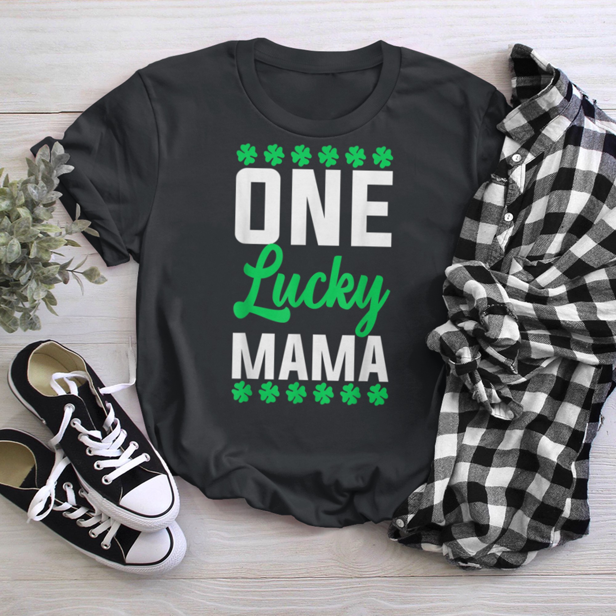 Funny Women One Lucky Mama Cute Pregnancy St Patricks Day t-shirt black