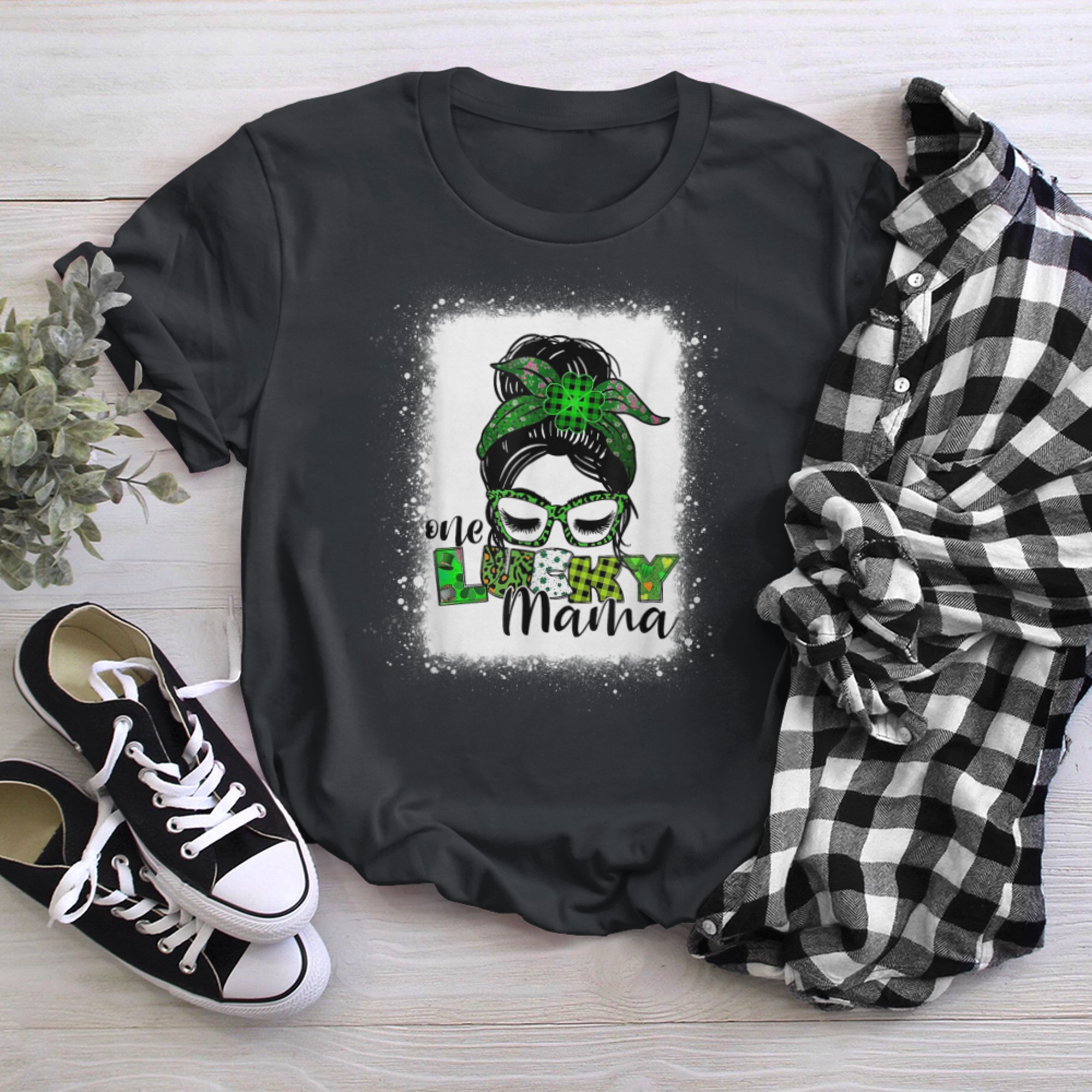 Happy St Patricks Day One Lucky Mama Women Messy Bun Hair (3) t-shirt black