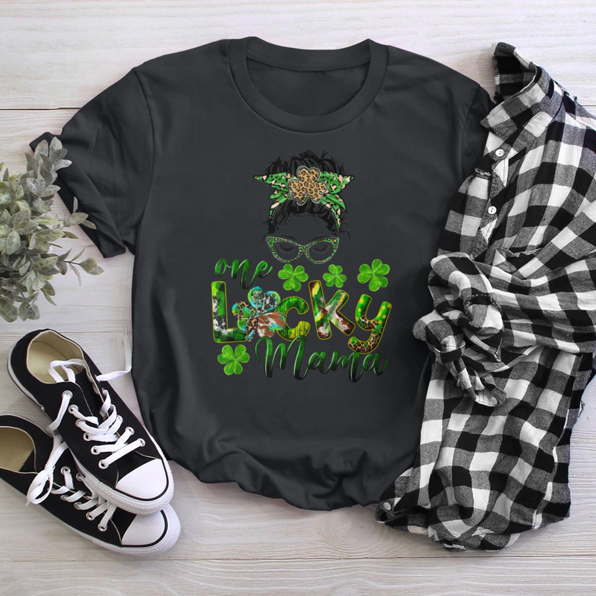 Love Messy Bun One Lucky Mama Shirt St. Patrick's Day Family t-shirt black