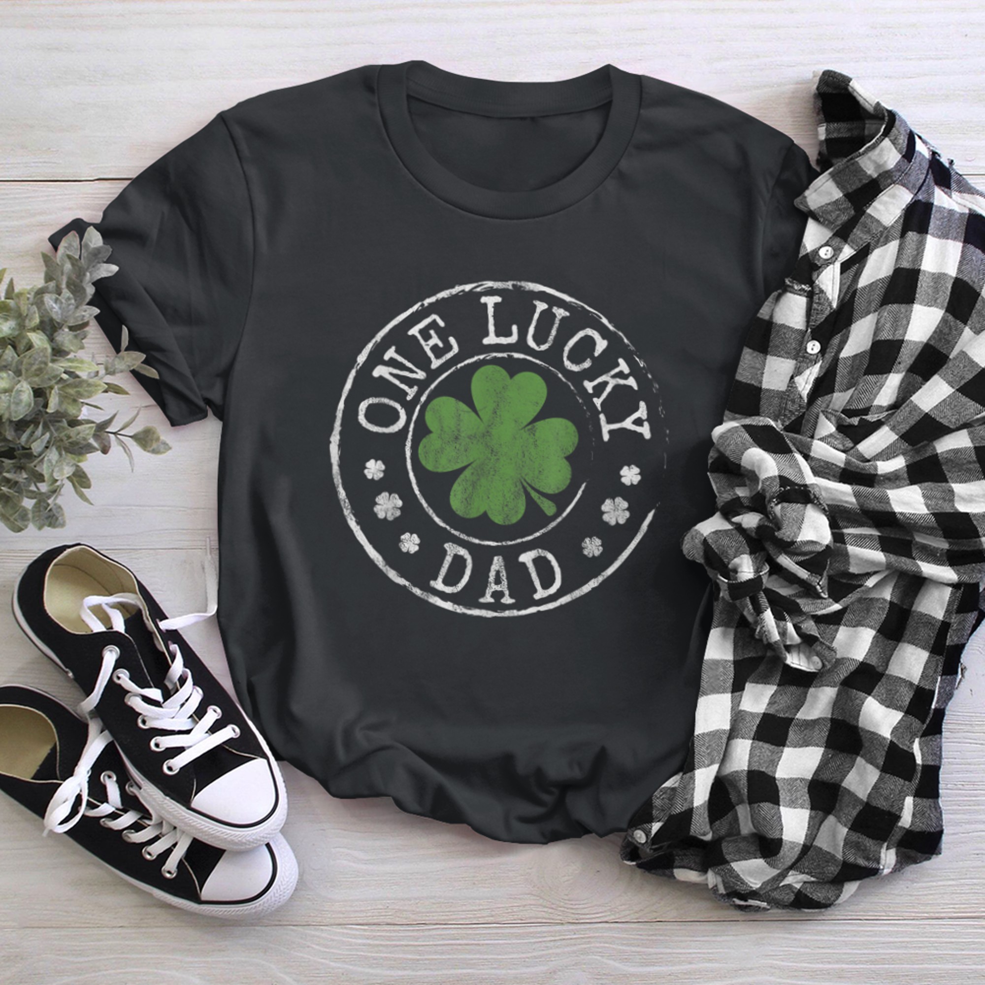 Mens One Lucky Dad Father Funny Irish Shamrocks St Patrick's Day t-shirt black