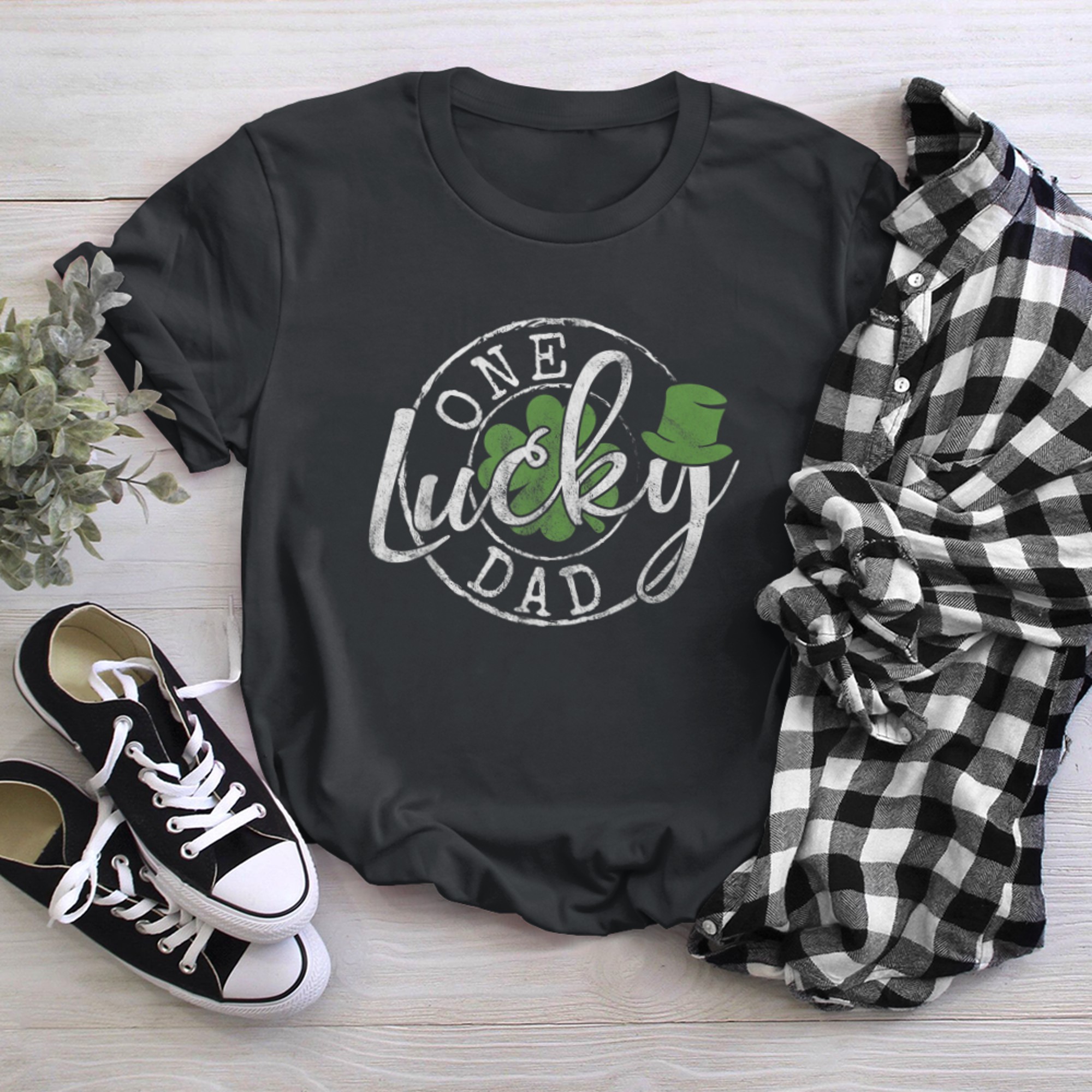 Mens One Lucky Dad Funny Father Irish Clovers St Patrick's Day (1) t-shirt black