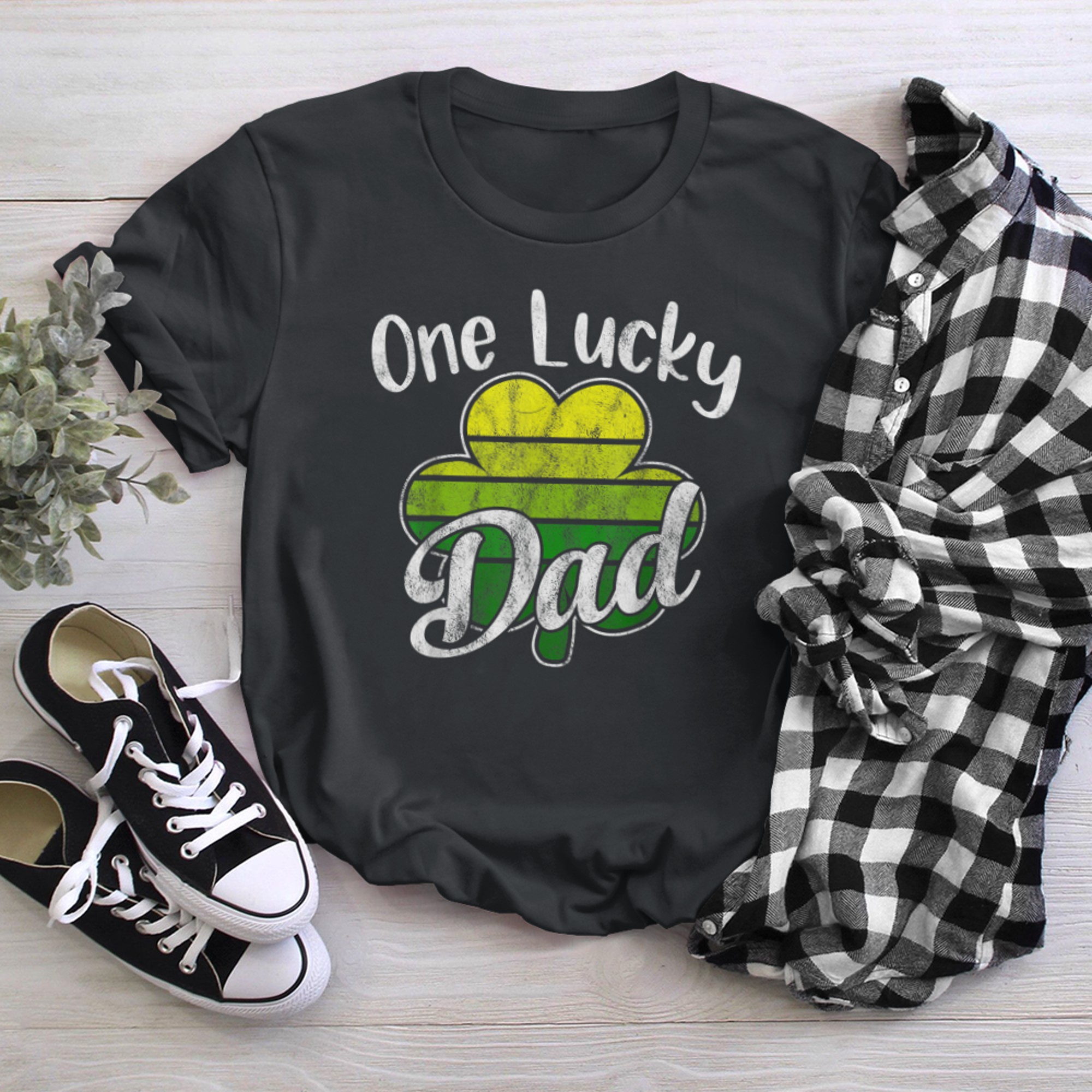 Mens One Lucky Dad Funny Father Irish Clovers St Patrick's Day (2) t-shirt black