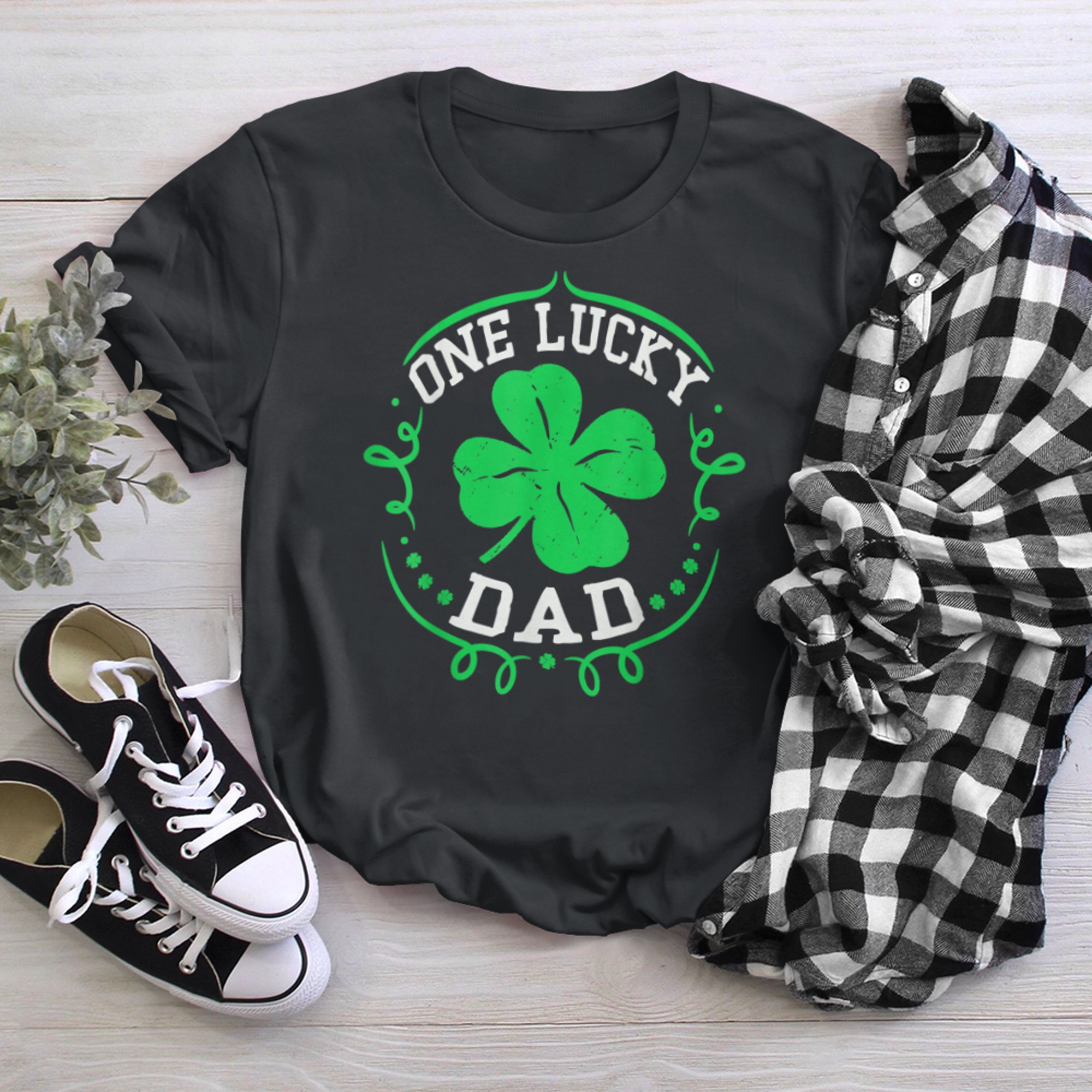 Mens One Lucky Dad Funny St Patricks Day For Daddy Men t-shirt black