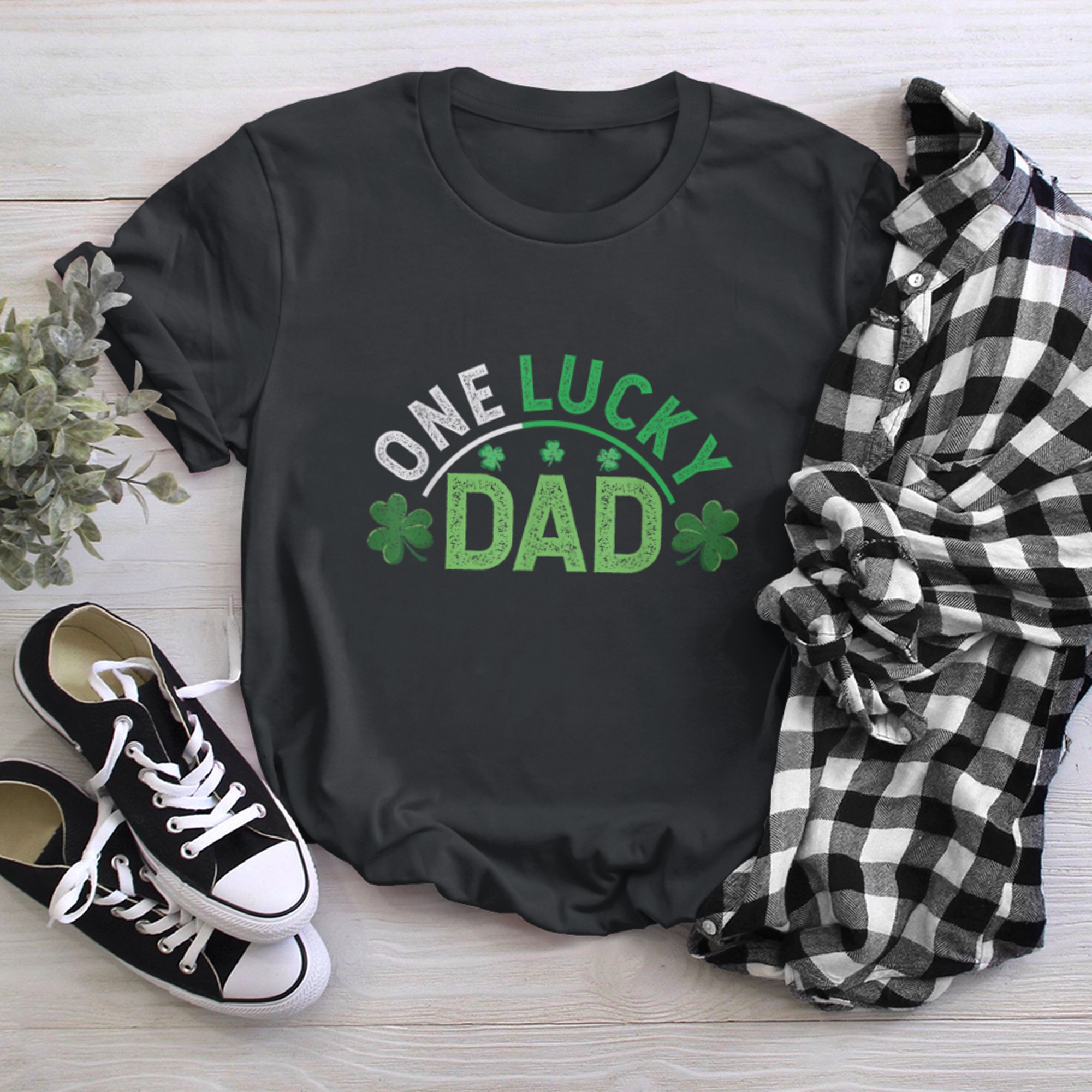 Mens One Lucky Dad Shamrock Papa Irish Saint Patricks Day Daddy t-shirt black