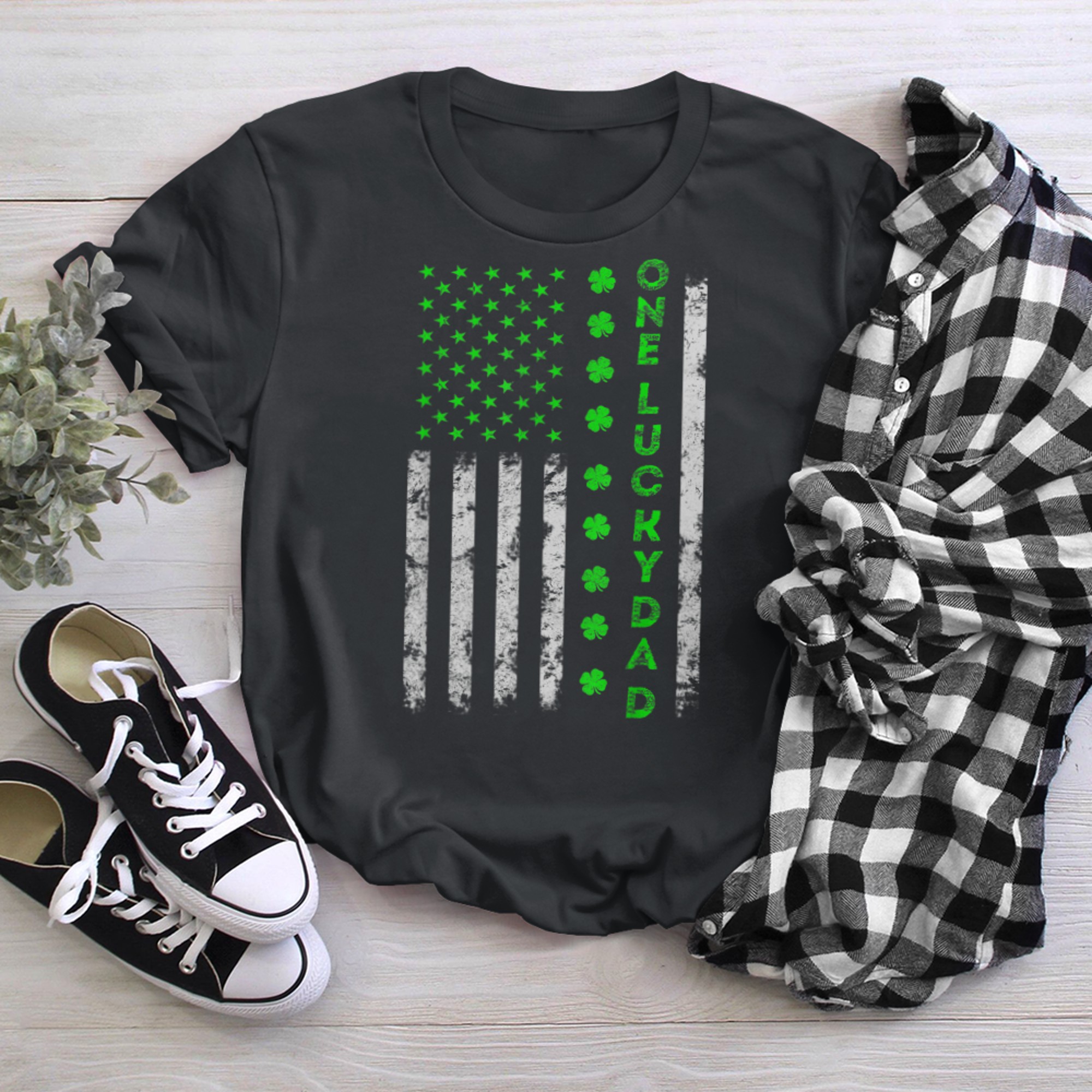 Mens One Lucky Dad St. Patrick Day IRISH AMERICAN Distressed Flag t-shirt black