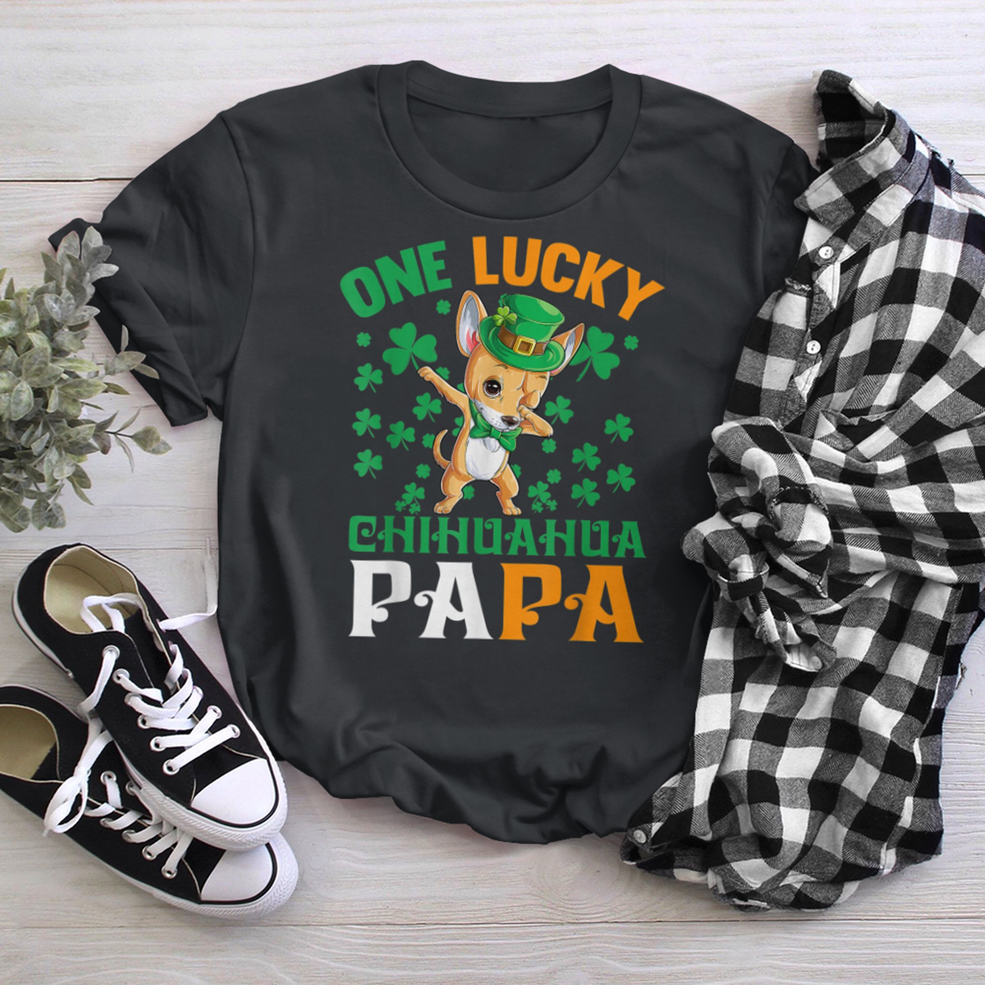 Mens One Lucky Dog Papa Funny Chihuahua Dad St Patricks Day t-shirt black