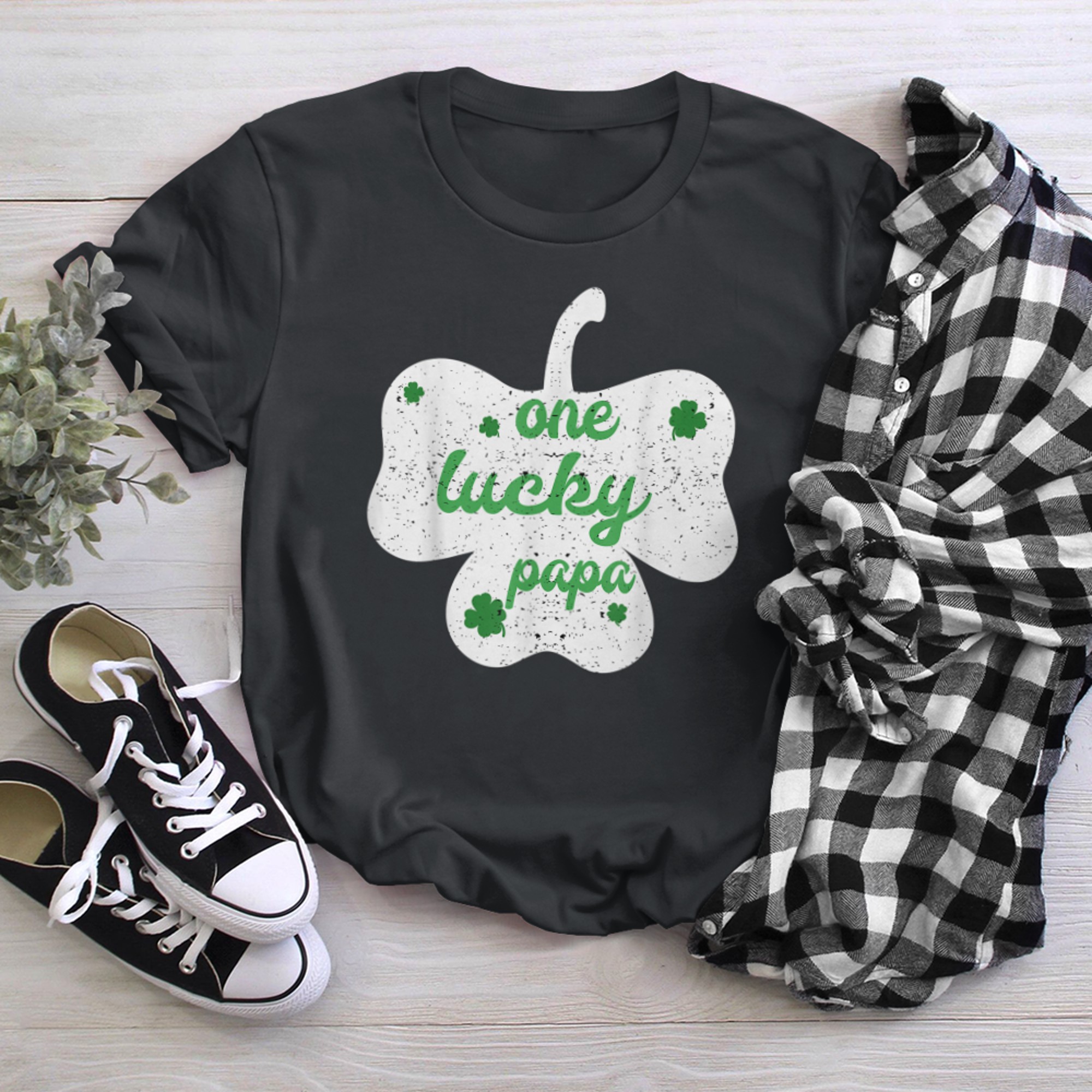 Mens one lucky papa Shamrock dad St. Patricks Day for men t-shirt black