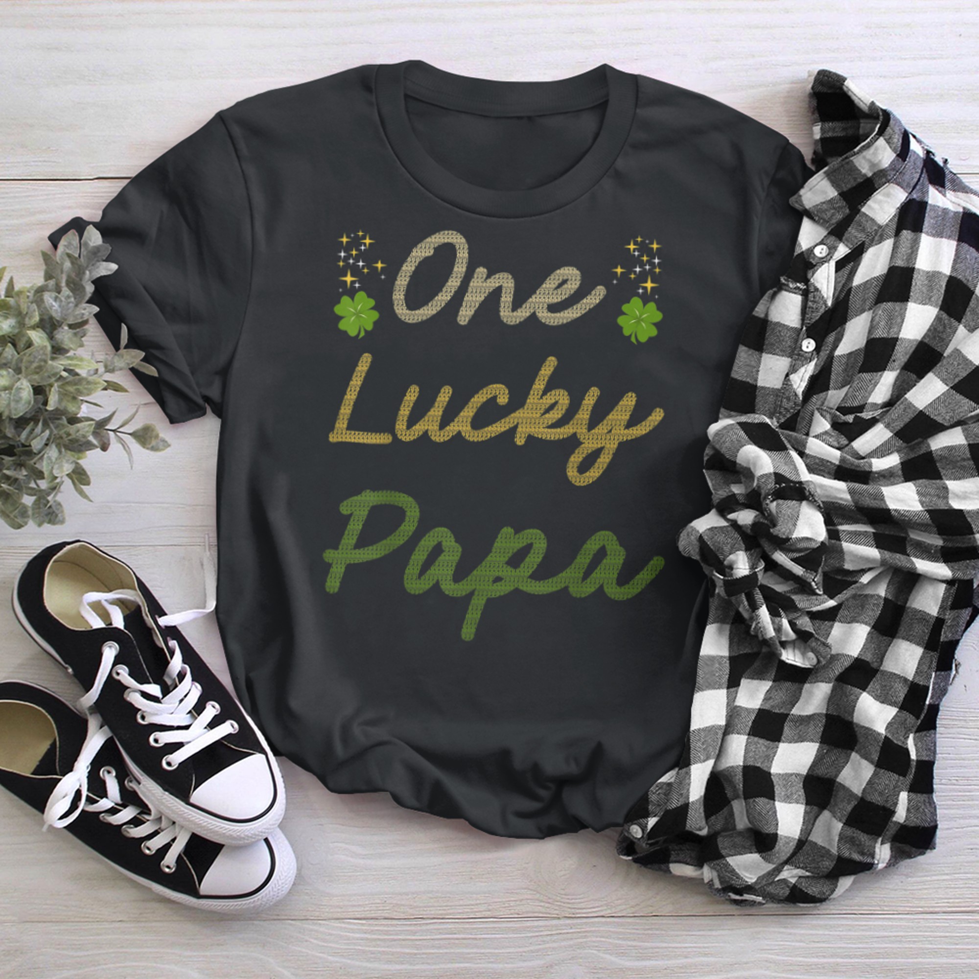 Mens One Lucky Papa St. Patrick's Day Pregnancy Announcement Dad t-shirt black