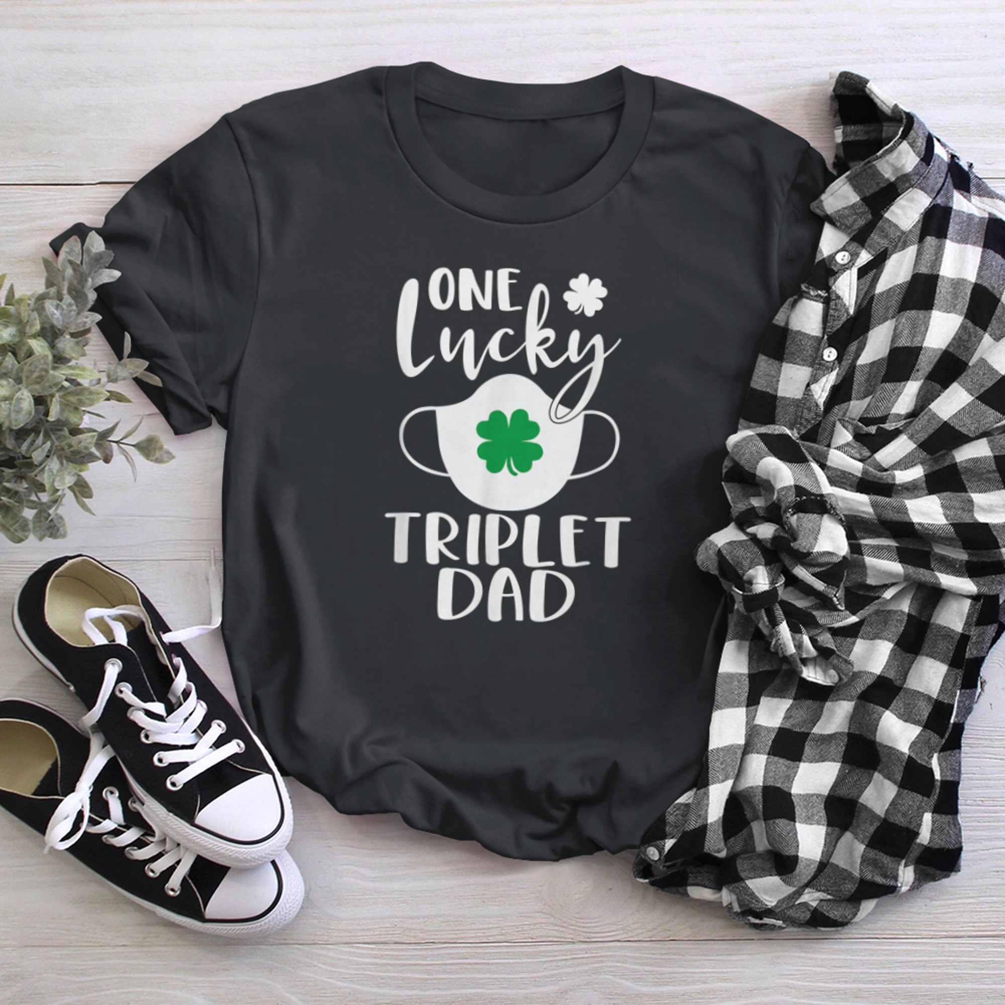 Mens One Lucky Triplet Dad St Patrick's Day 2021 t-shirt black