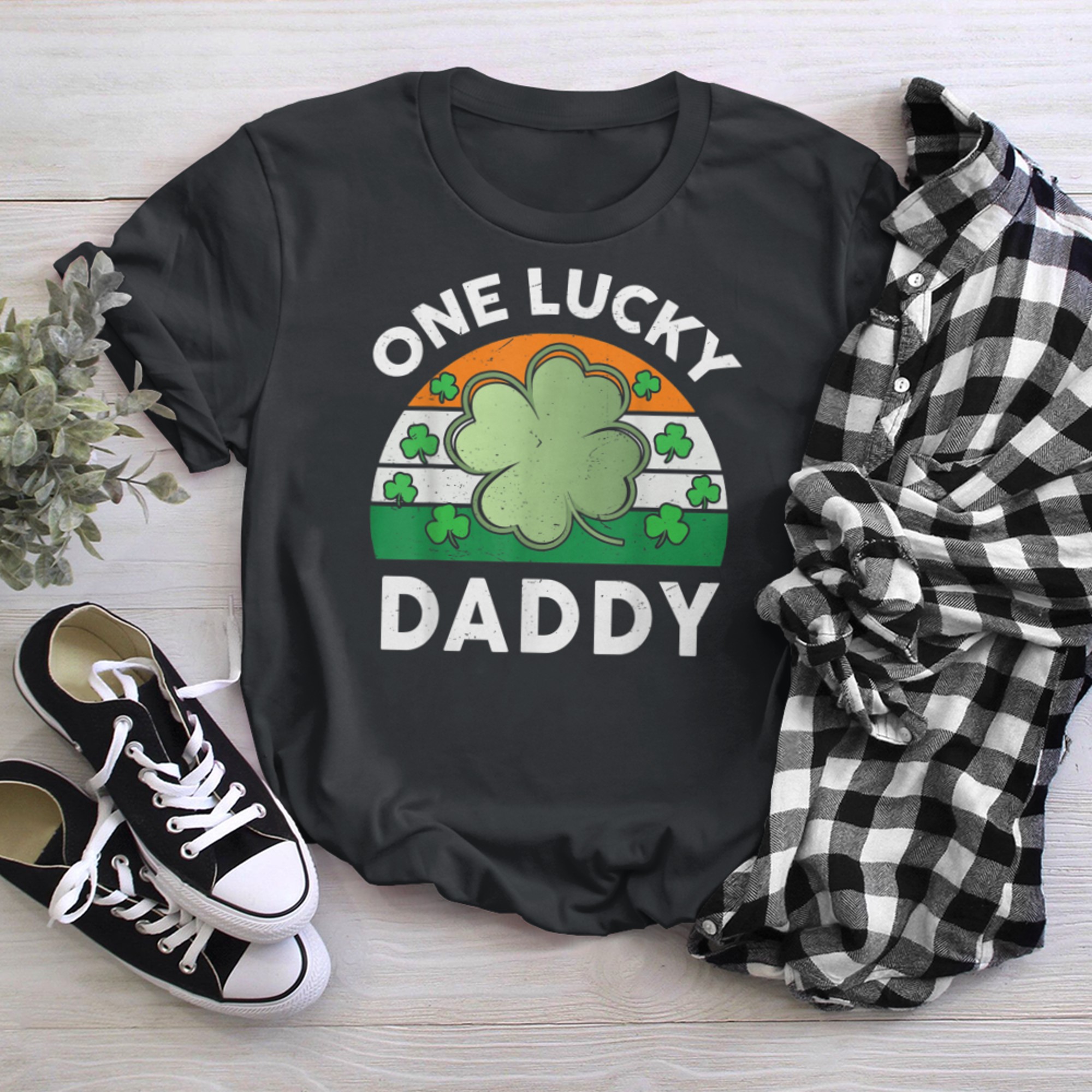 Mens St Patricks Day Outfit Funny Irish Dad Shirt One Lucky Daddy t-shirt black