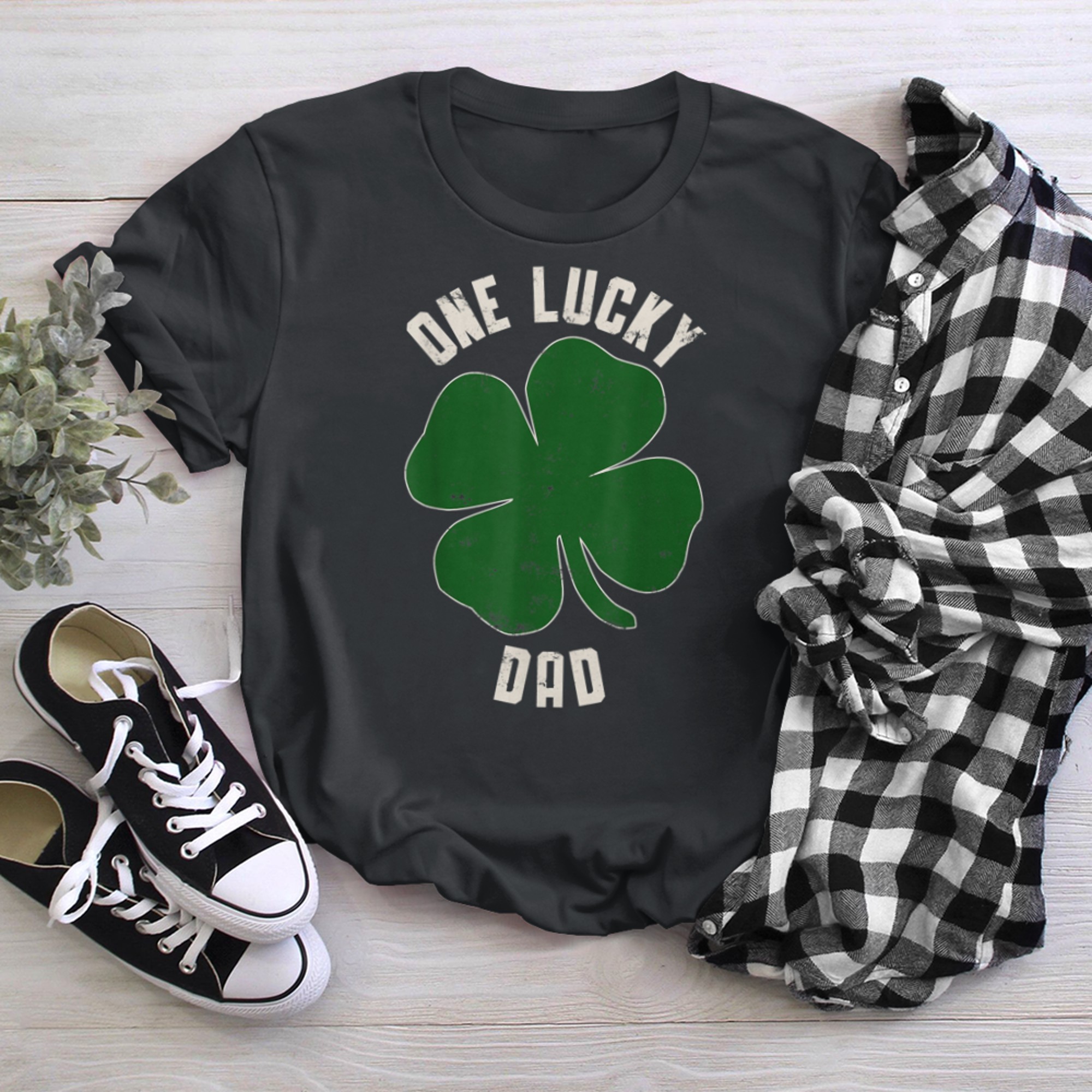 Mens Vintage One Lucky Dad Clover Shamrocks St Patricks Day t-shirt black