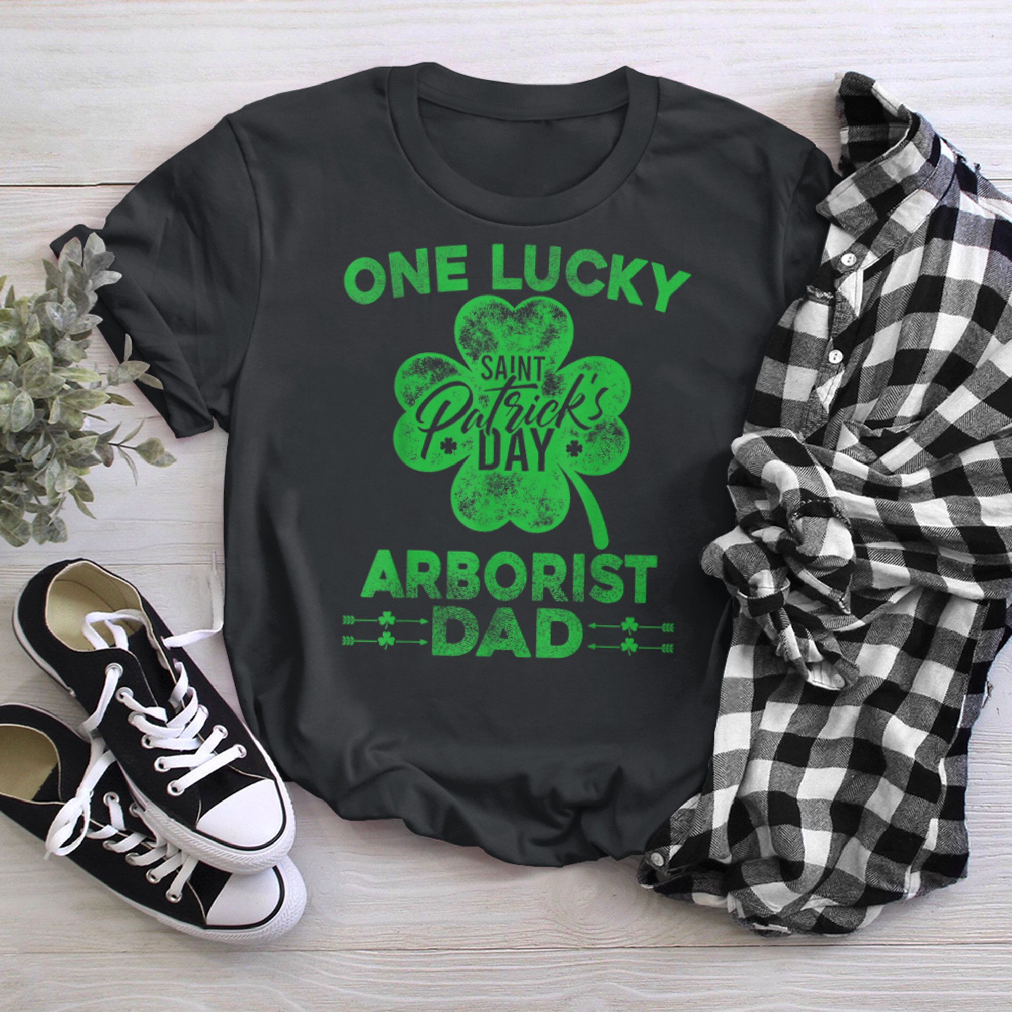 One Lucky Arborist Dad Retro Daddy Fathers t-shirt black