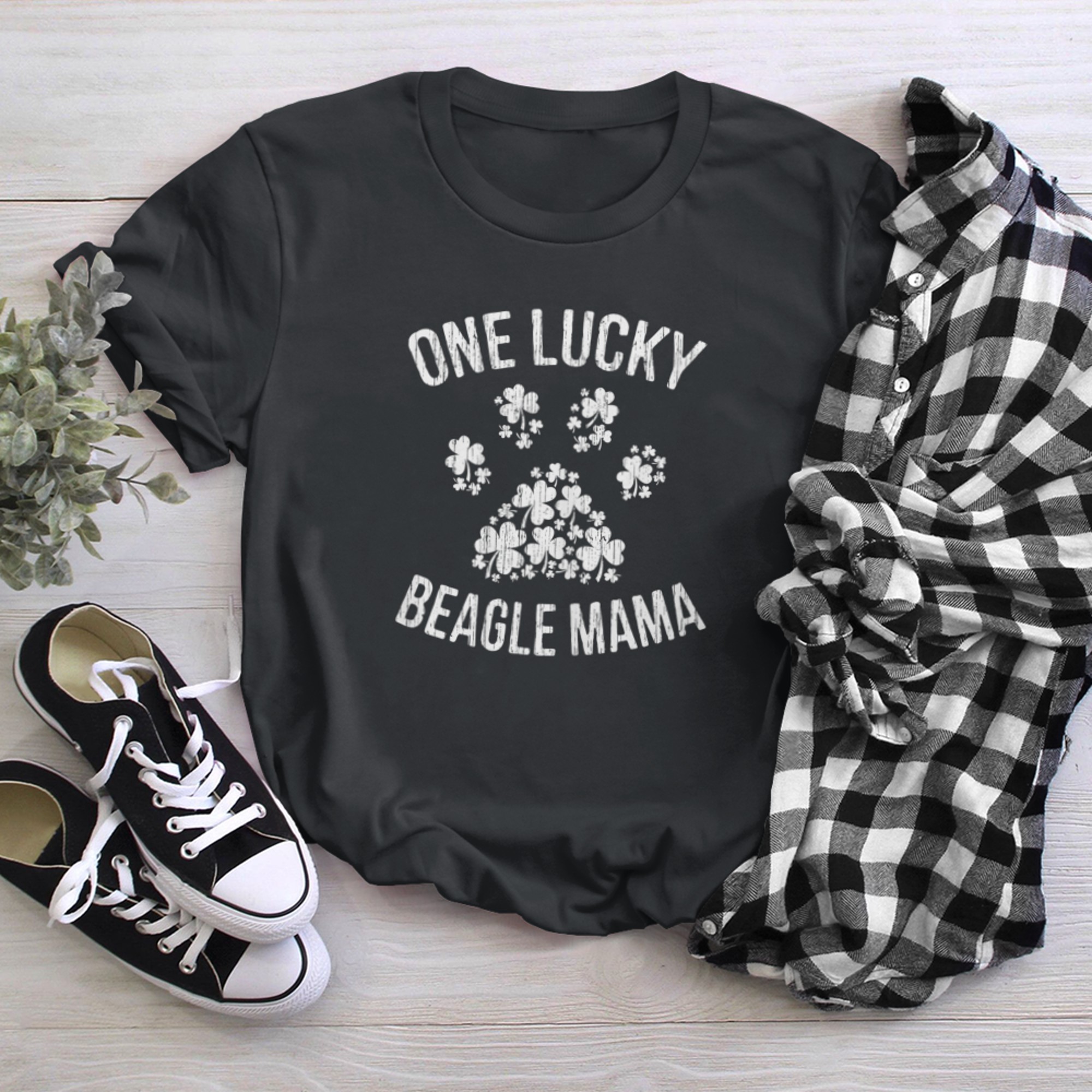 One Lucky Beagle Mama T-Shirt Patrick Day Paw Dog Lover t-shirt black