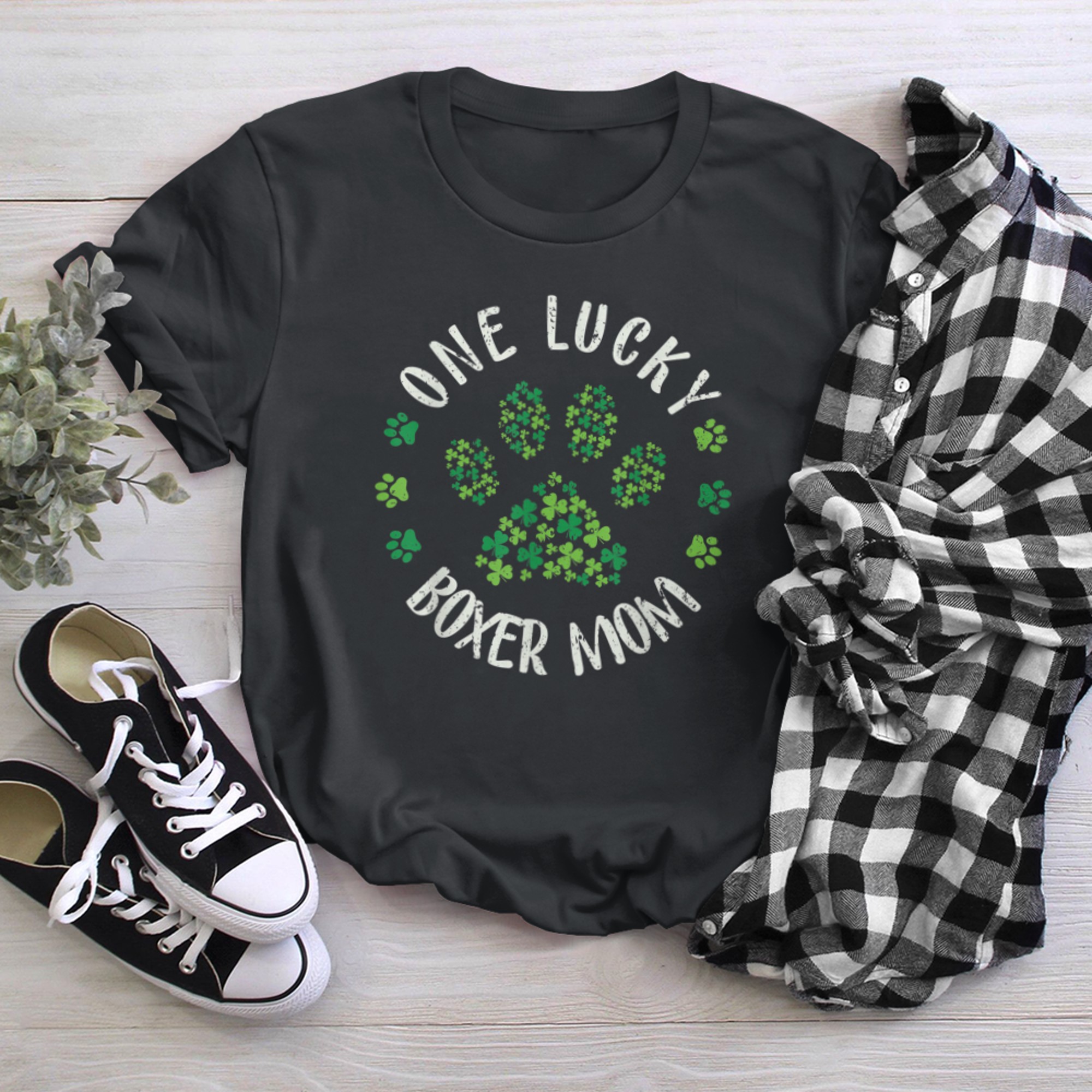 One Lucky Boxer Mom Dog Mom Tee St Patricks Day t-shirt black