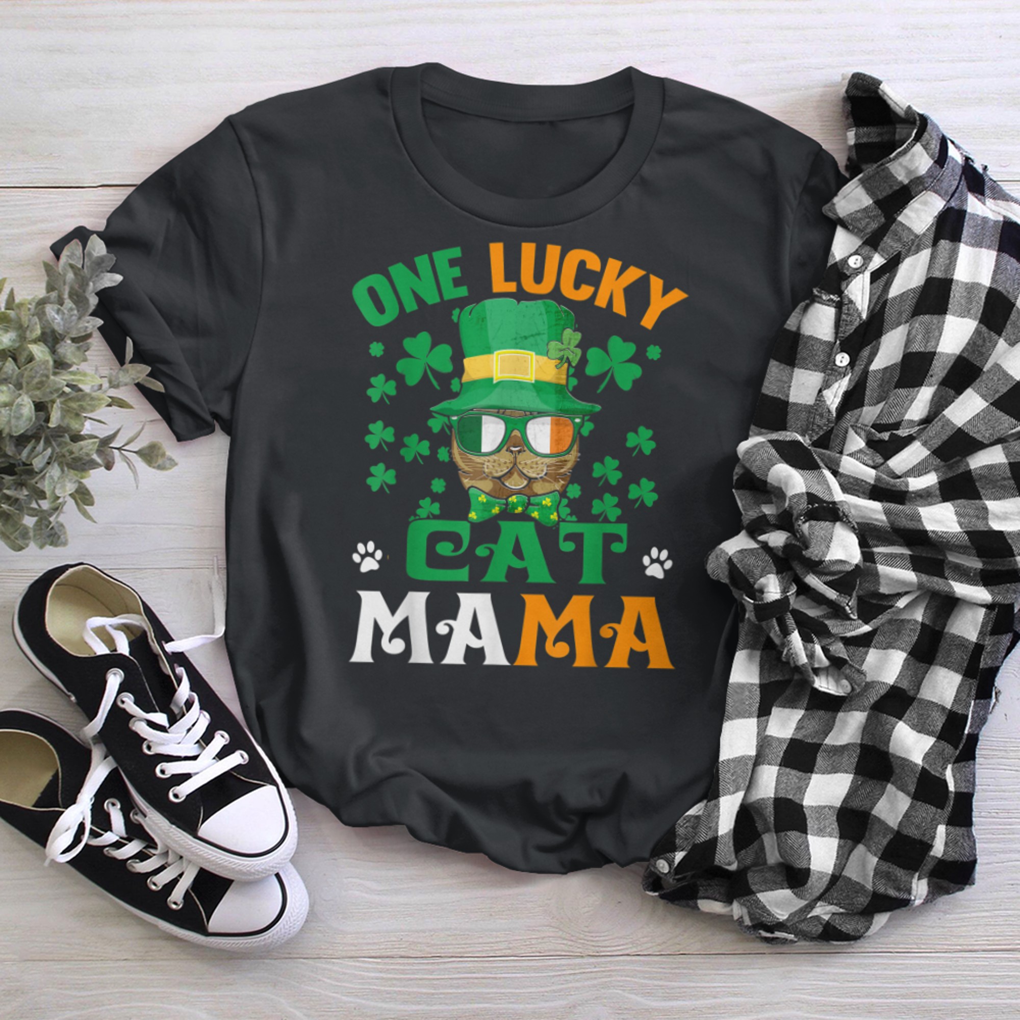 One Lucky Cat Mama Funny Cat Mom St Patricks Day t-shirt black