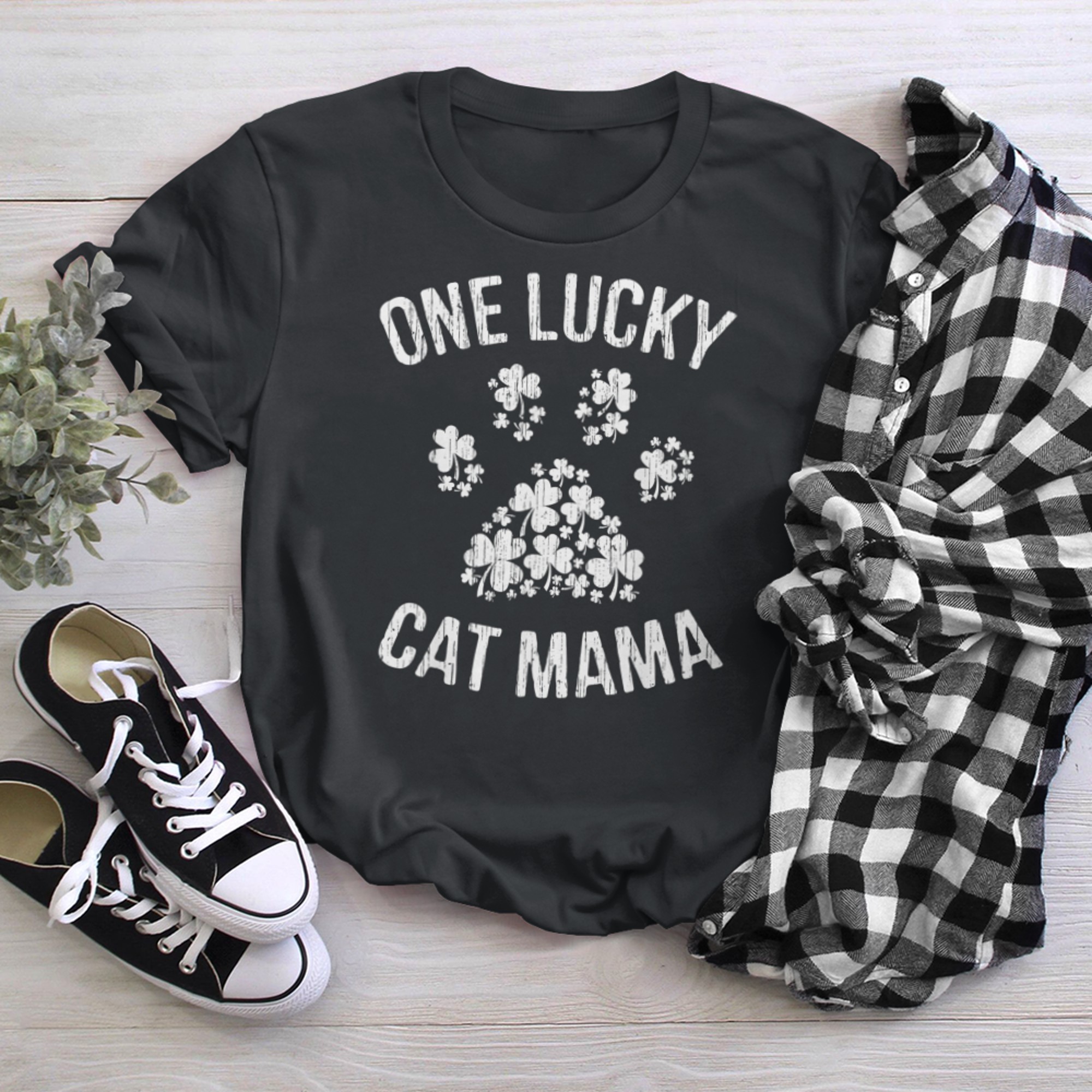 One Lucky Cat Mama St Patricks Day Paw Cat Mom t-shirt black