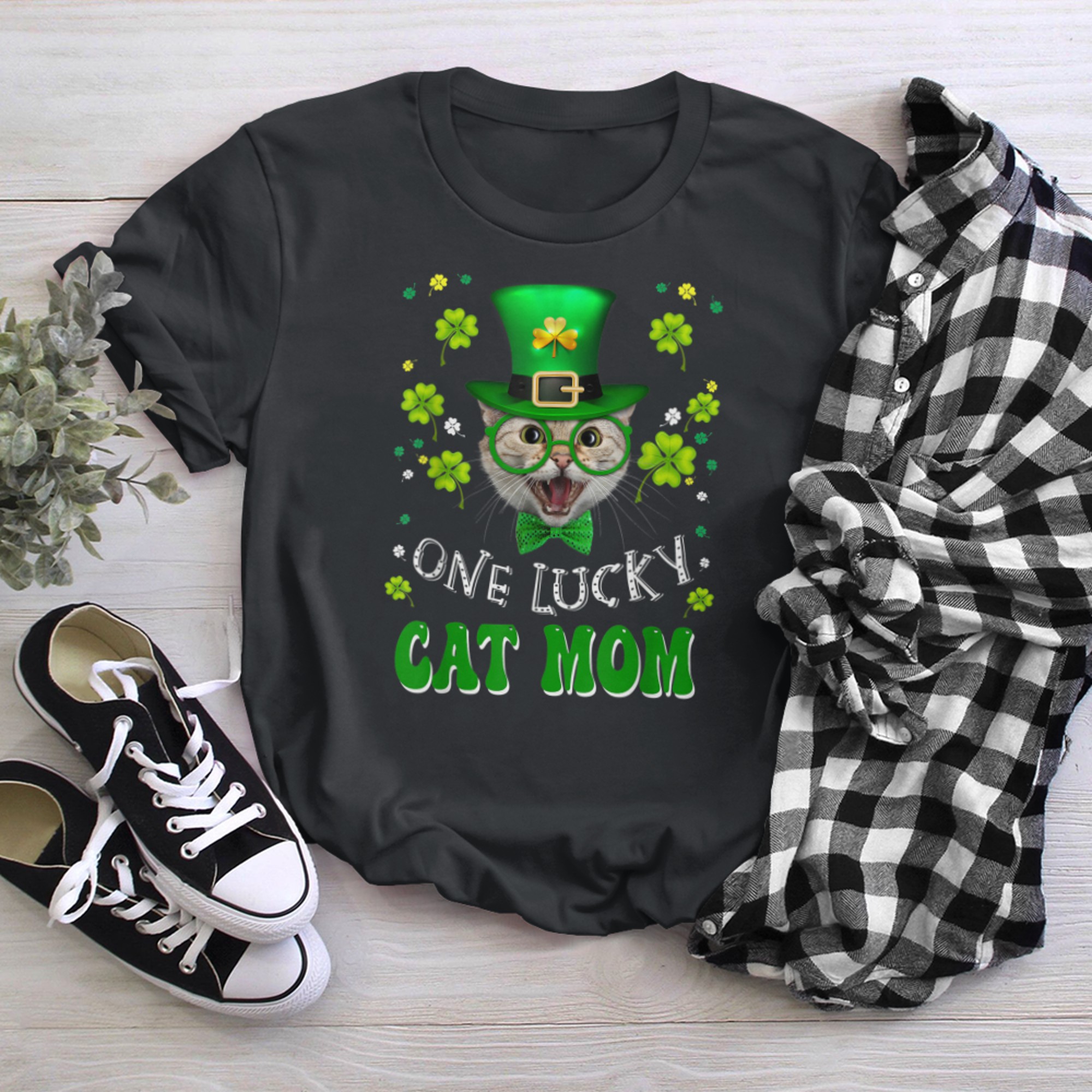 One Lucky Cat Mom Funny Kitten St Patricks Day Cats Lovers t-shirt black