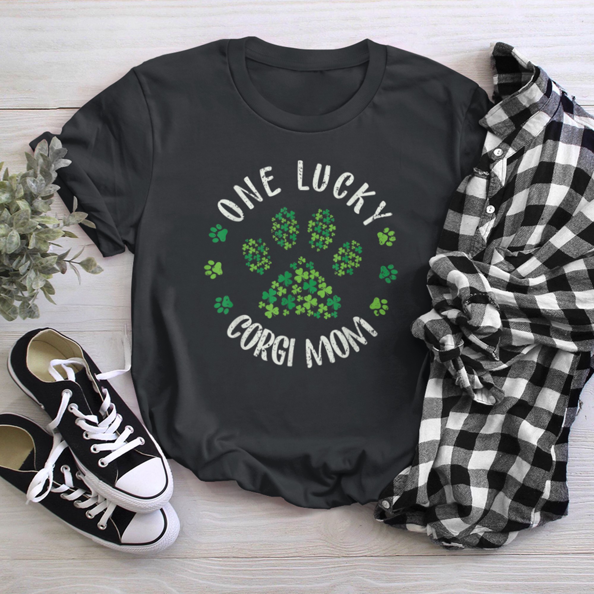 One Lucky Corgi Mom Dog Mom Tee St Patricks Day t-shirt black