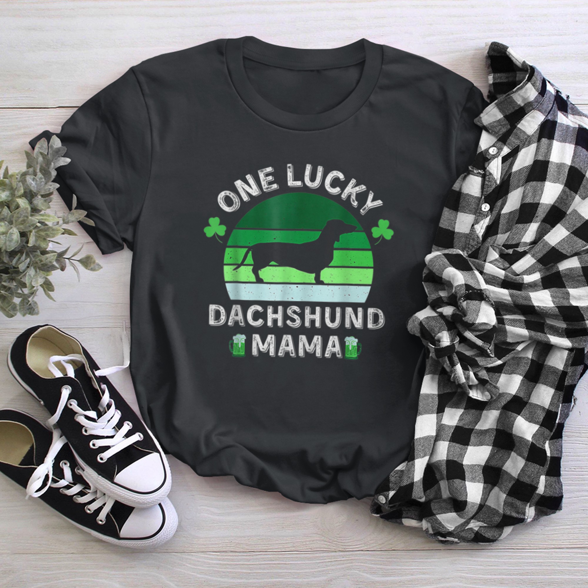 One Lucky Dachshund Mama Funny St Patrick's Day Shamrock t-shirt black