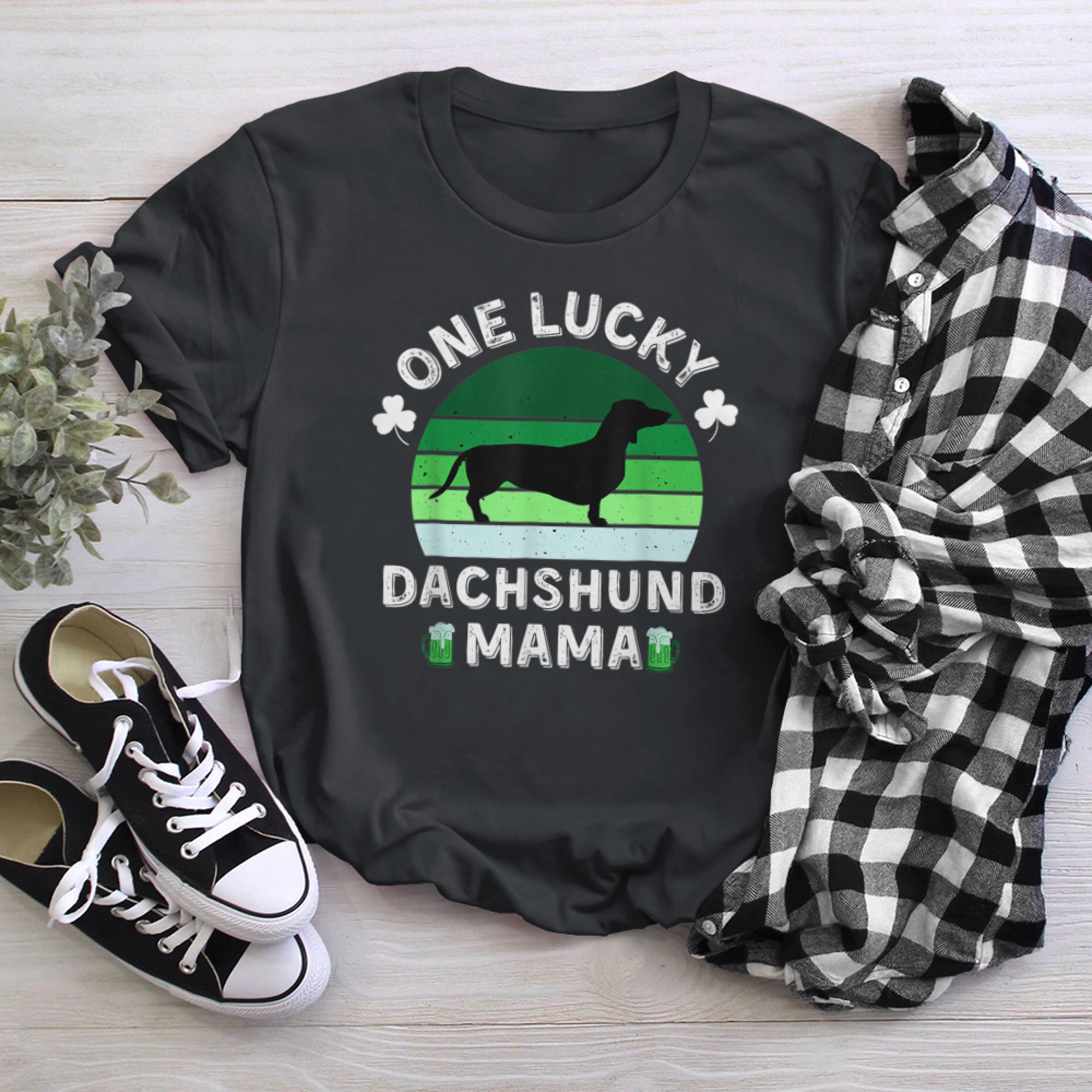 one lucky dachshund mama funny st patrick's day t-shirt black