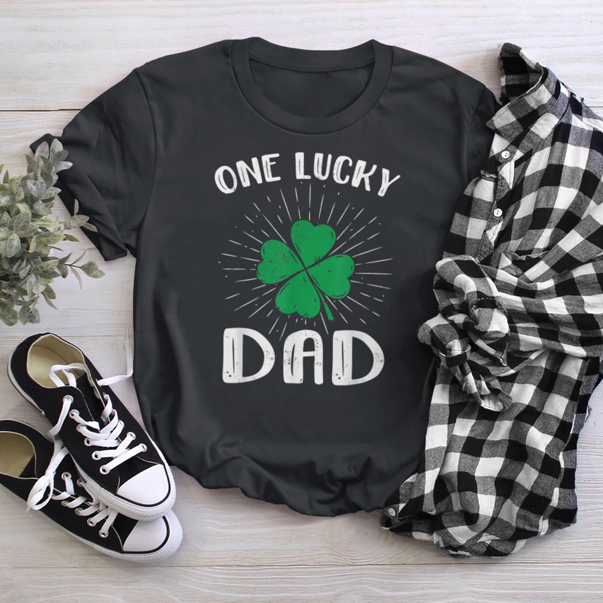 One Lucky Dad - St Patricks day retro father (1) t-shirt black