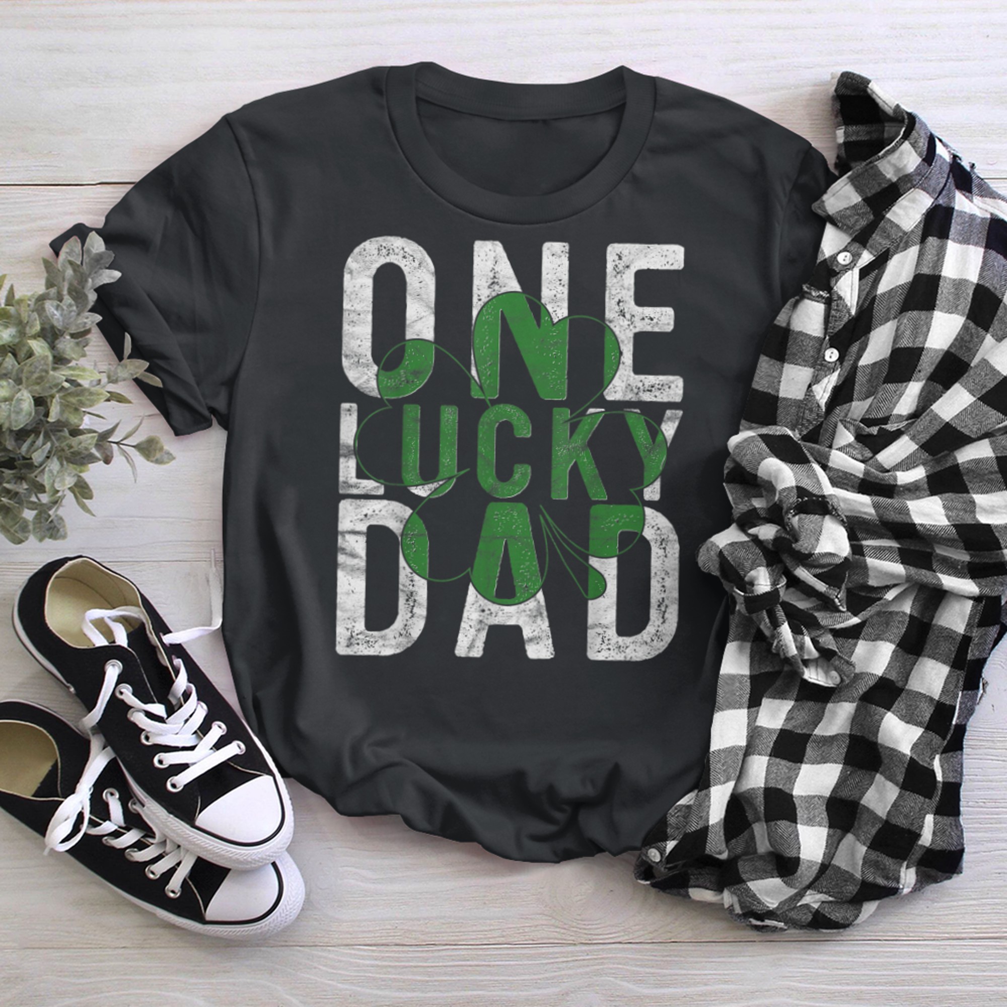 One Lucky Dad Irish Father Daddy St Patricks Day Papa t-shirt black