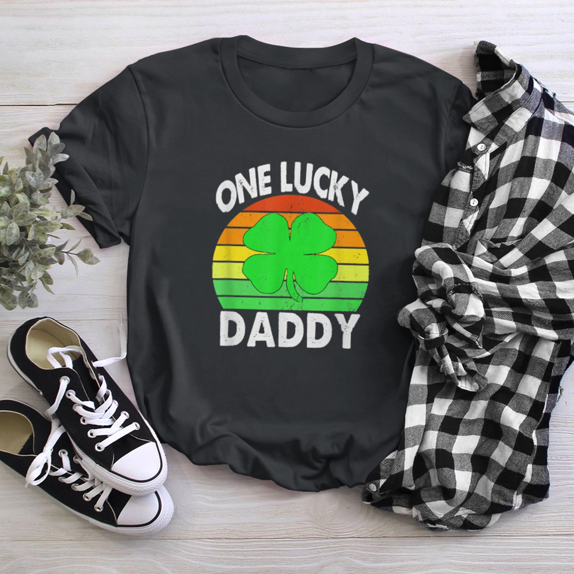 One Lucky Dad Retro Vintage St Patricks Day Funny Daddy t-shirt black