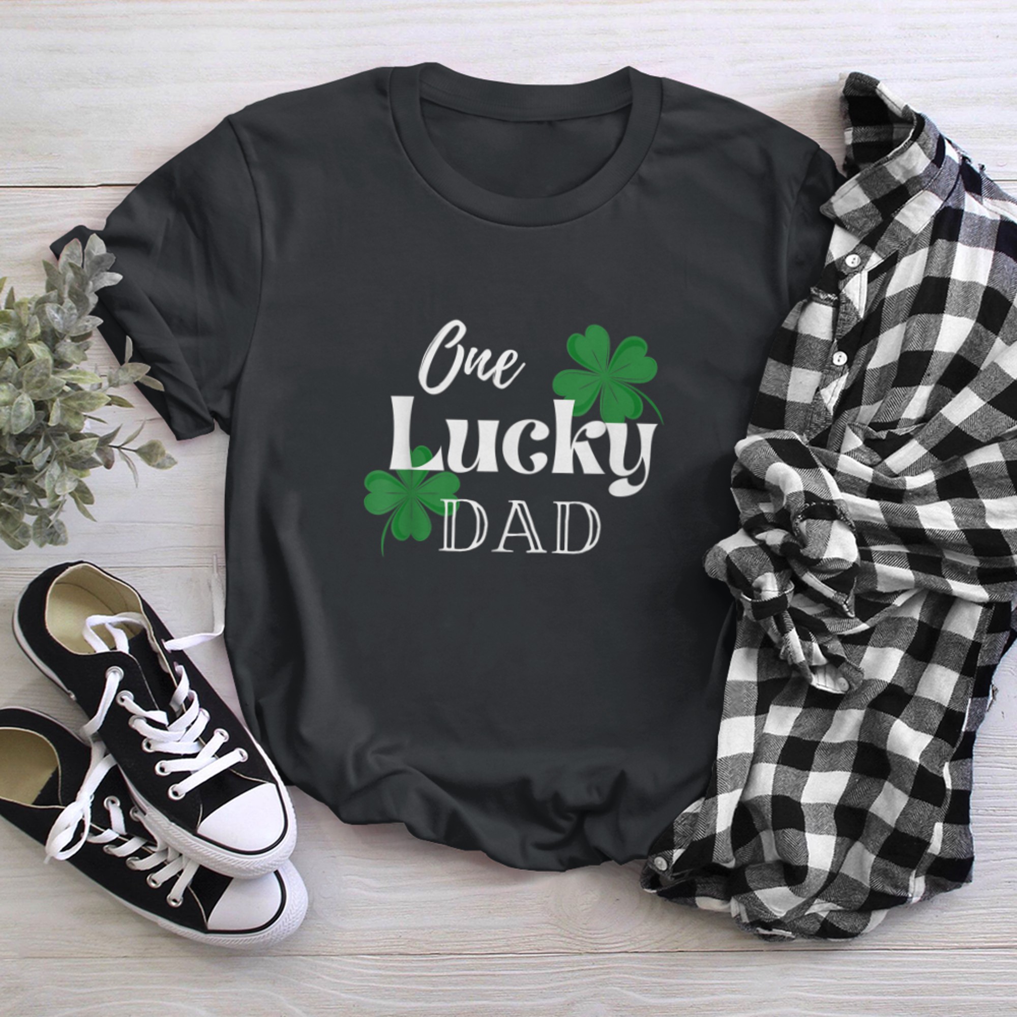 One Lucky Dad St Patrick's Day Green Clover Shamrock Papa t-shirt black