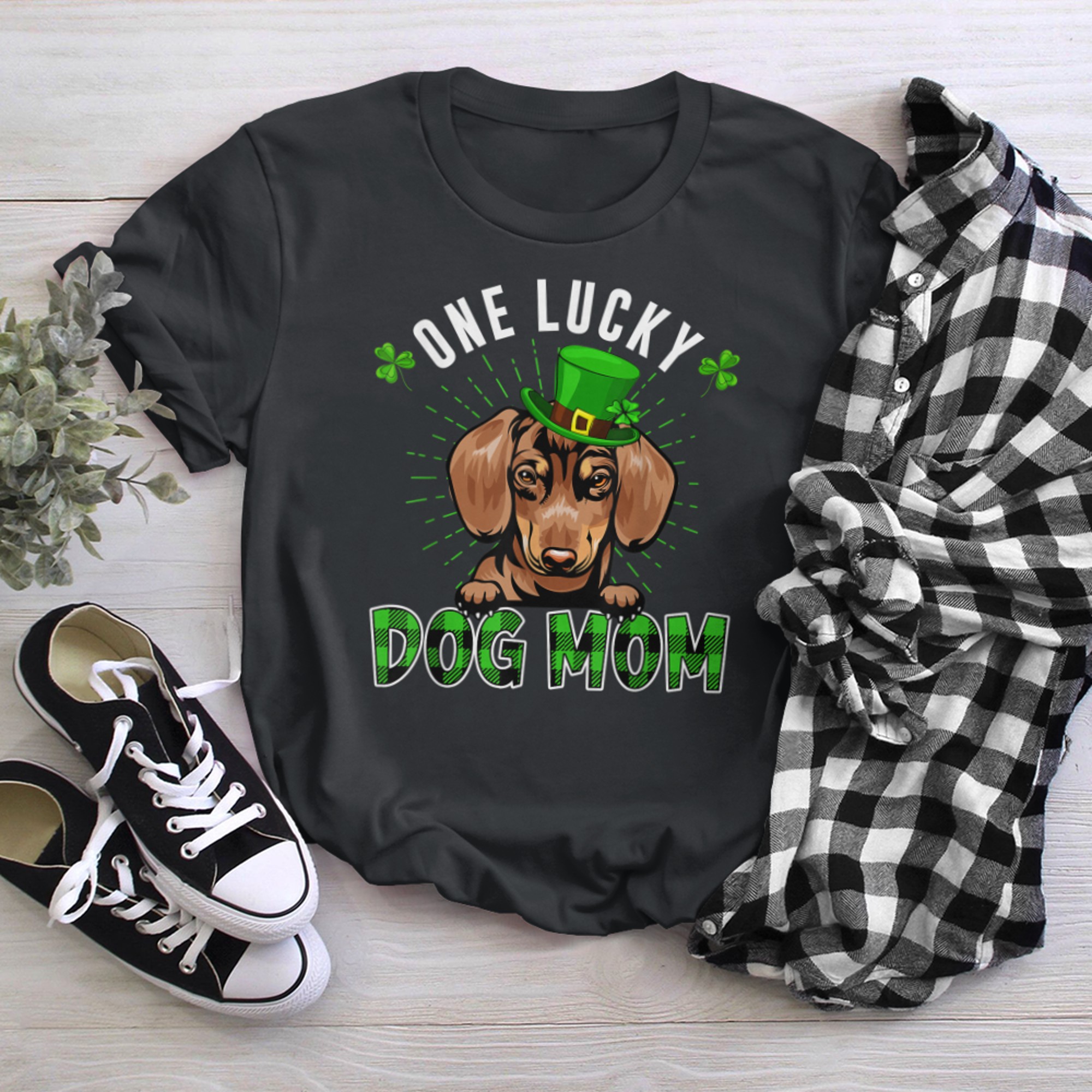 One Lucky Dog Mama Dachshund Mom St Patricks Day (1) t-shirt black