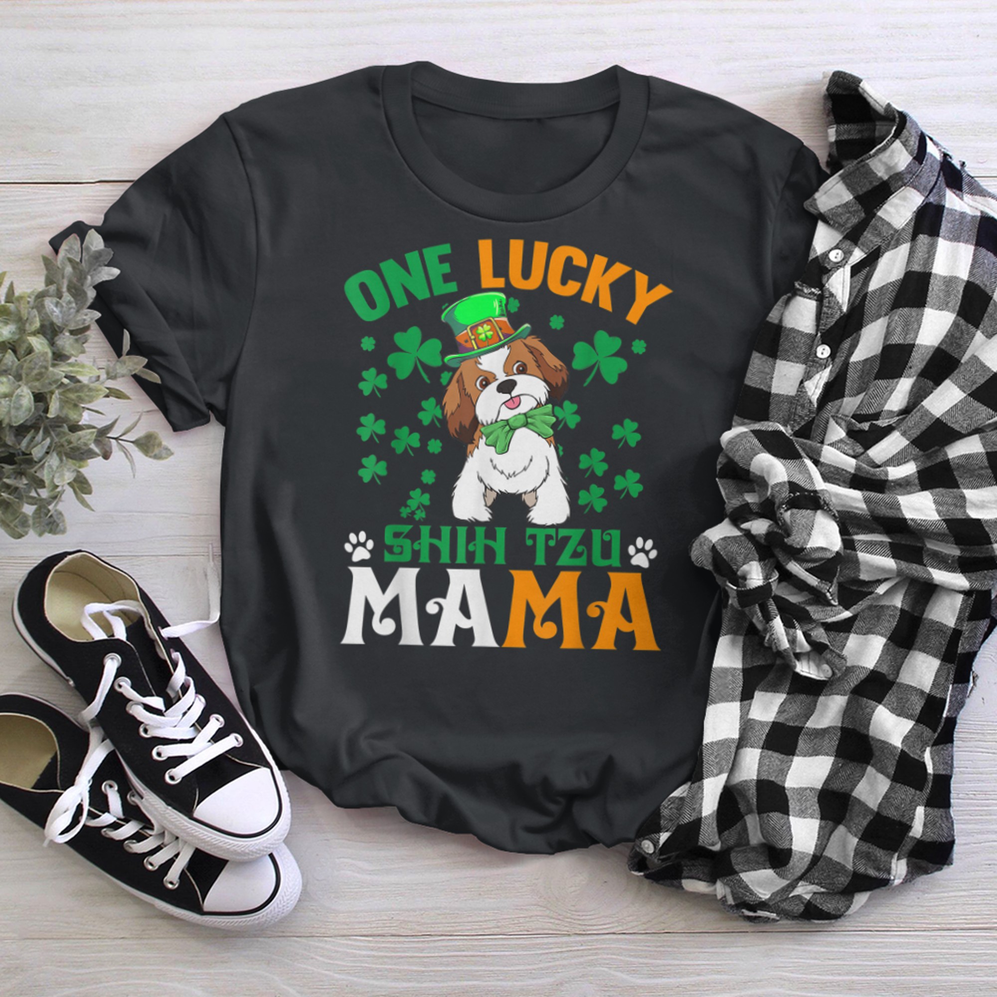 One Lucky Dog Mama Funny Shih Tzu Mom St Patricks Day t-shirt black