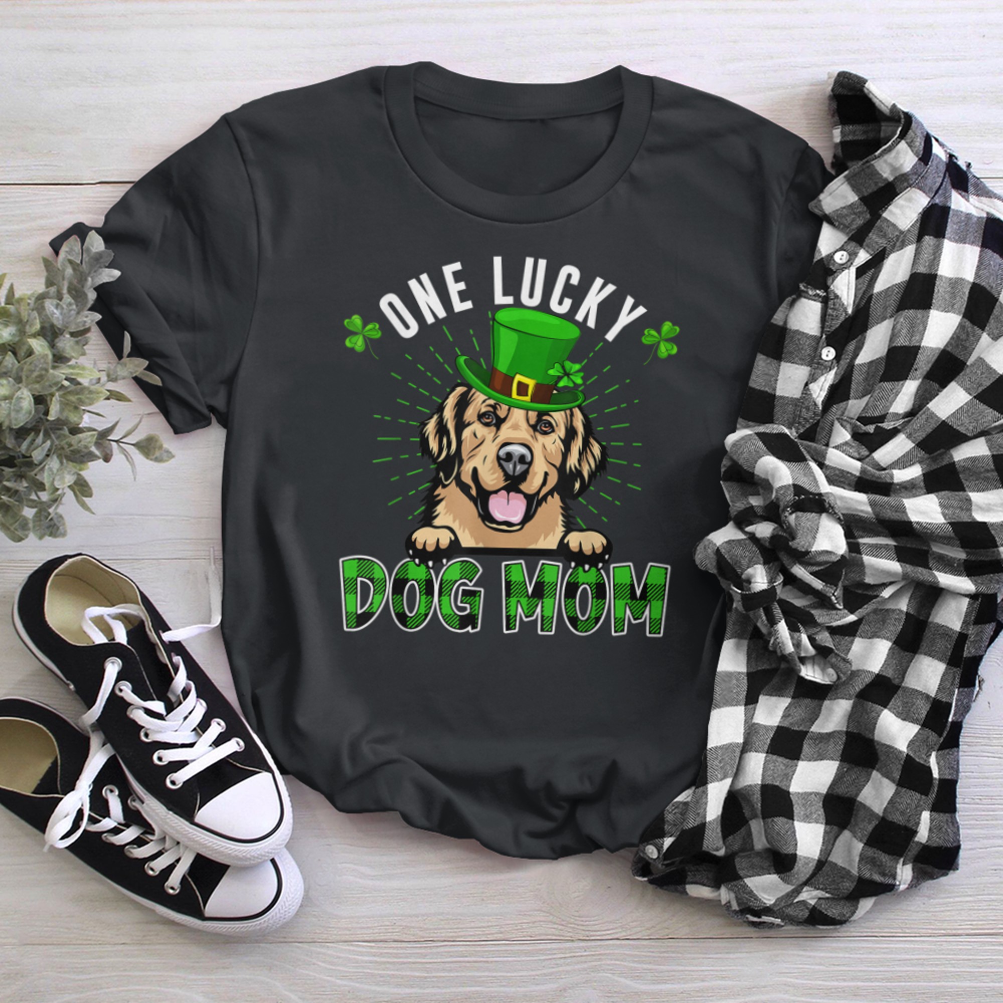 One Lucky Dog Mama Golden Retriever Mom St Patricks Day (1) t-shirt black