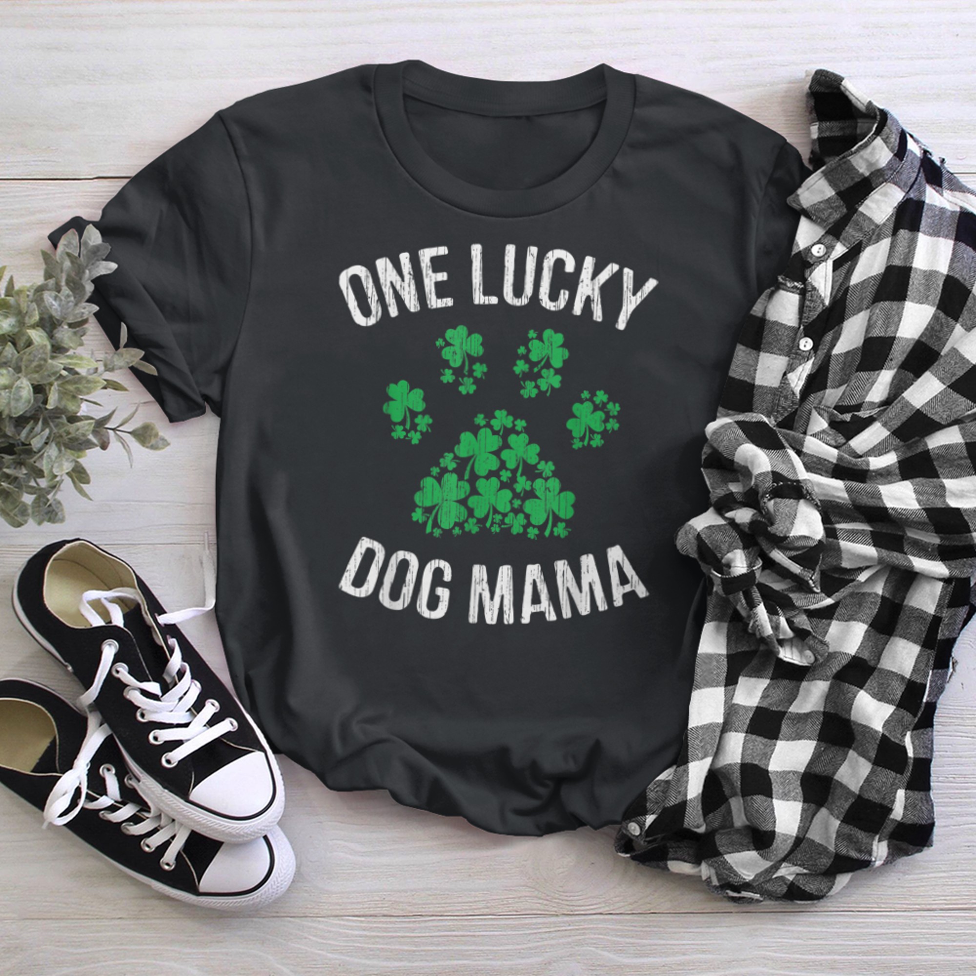 One Lucky Dog Mama T-Shirt St Patrick Day Paw Dog Moms t-shirt black