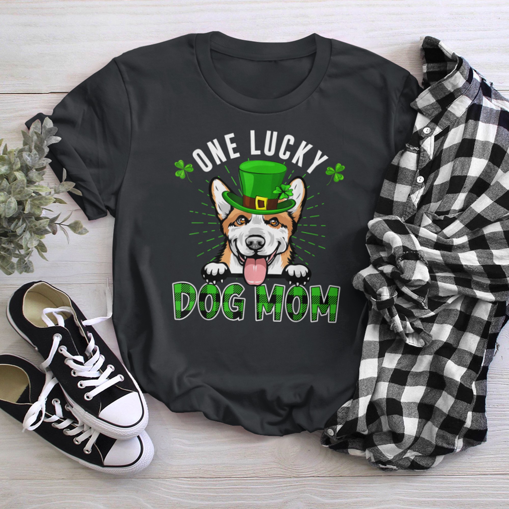 One Lucky Dog Mama Welsh Corgi Mom St Patricks Day t-shirt black