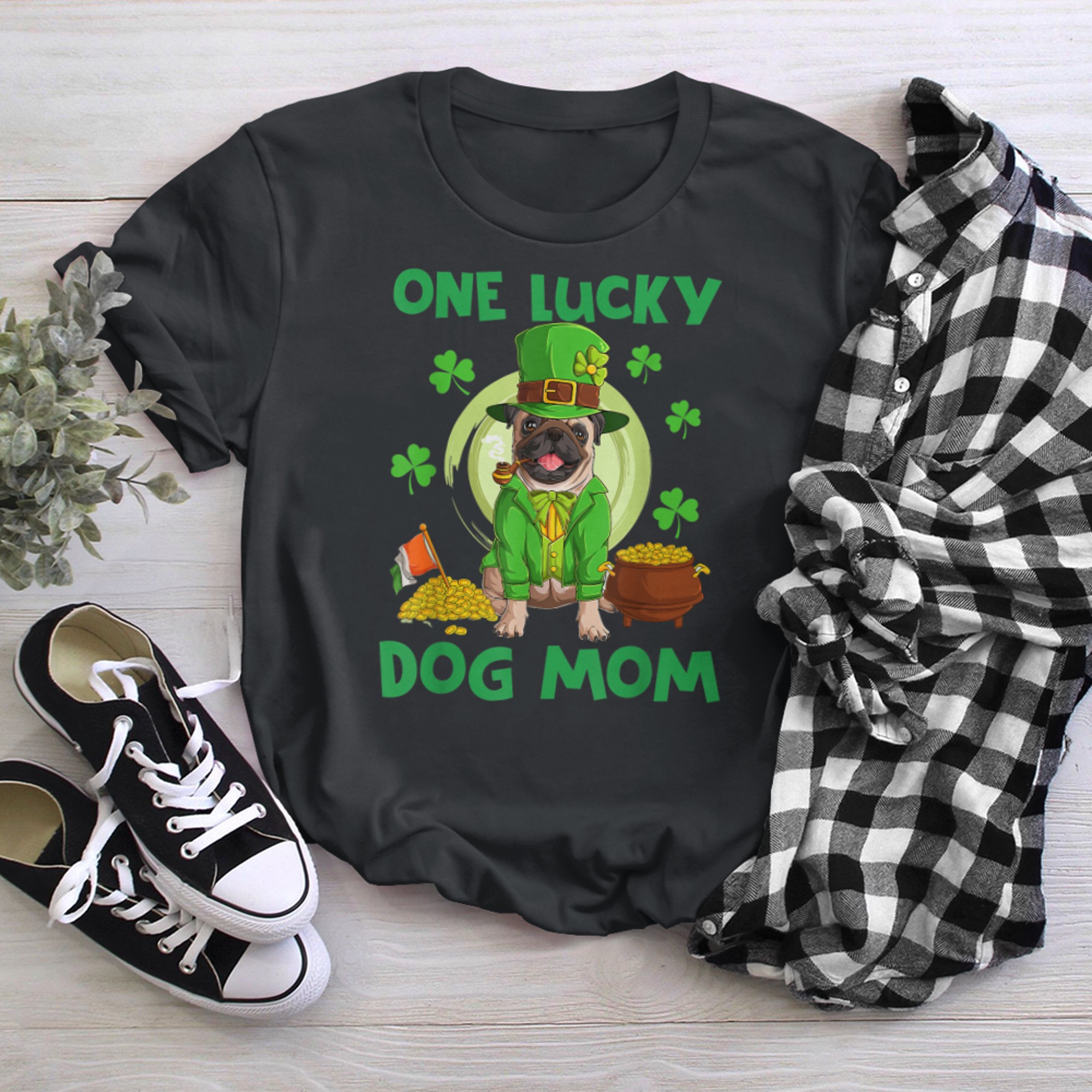 One Lucky Dog Mom Coins Green Clovers (1) t-shirt black