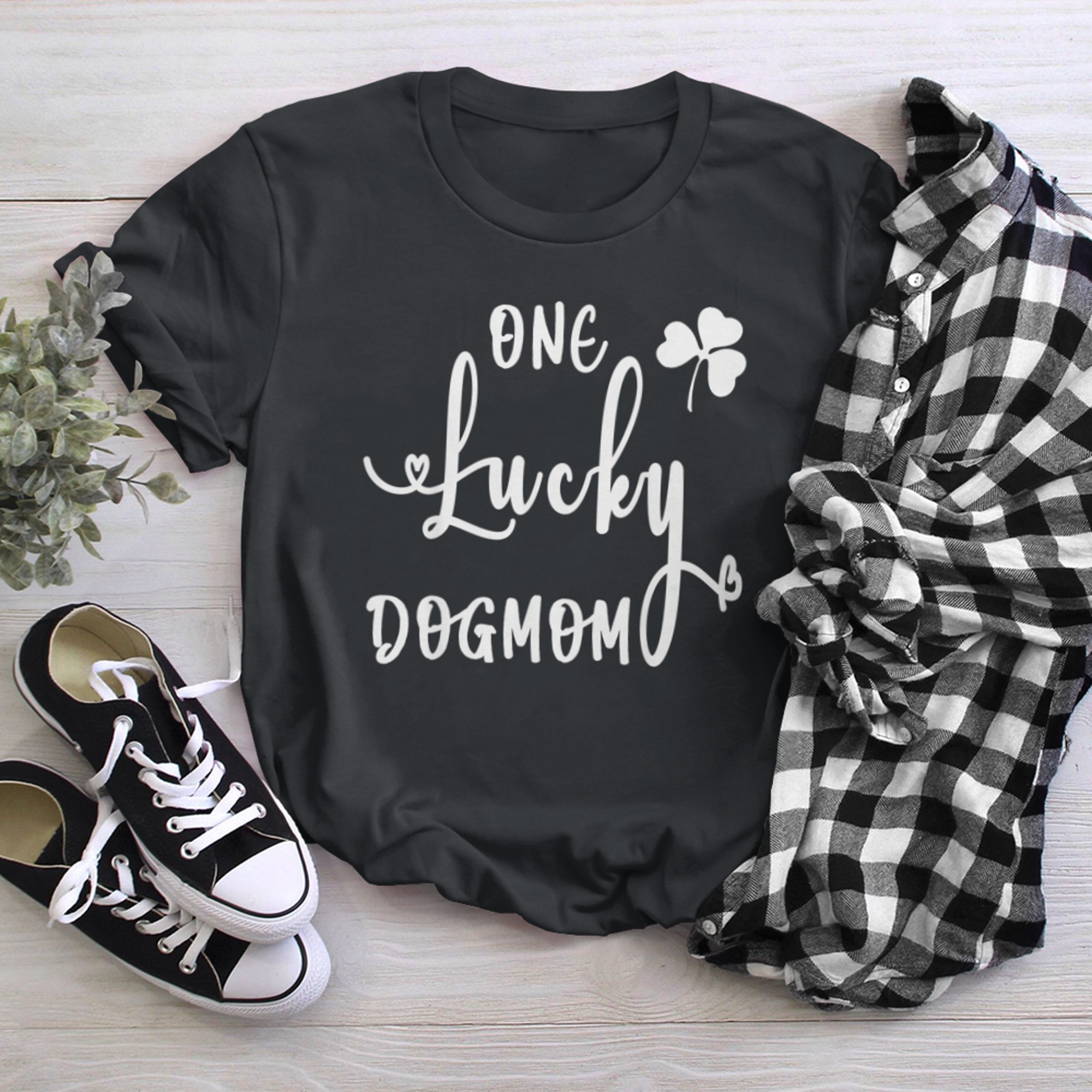 One Lucky Dog Mom Shamrock St Patricks Day t-shirt black