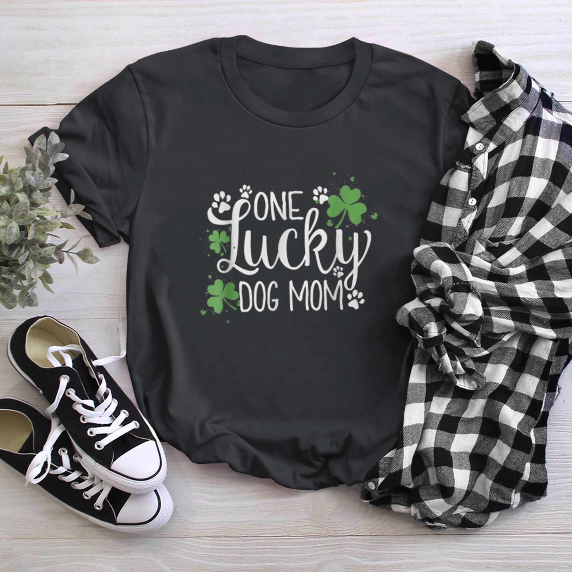 One Lucky Dog Mom St Patrick Day Cute Dog Mom t-shirt black