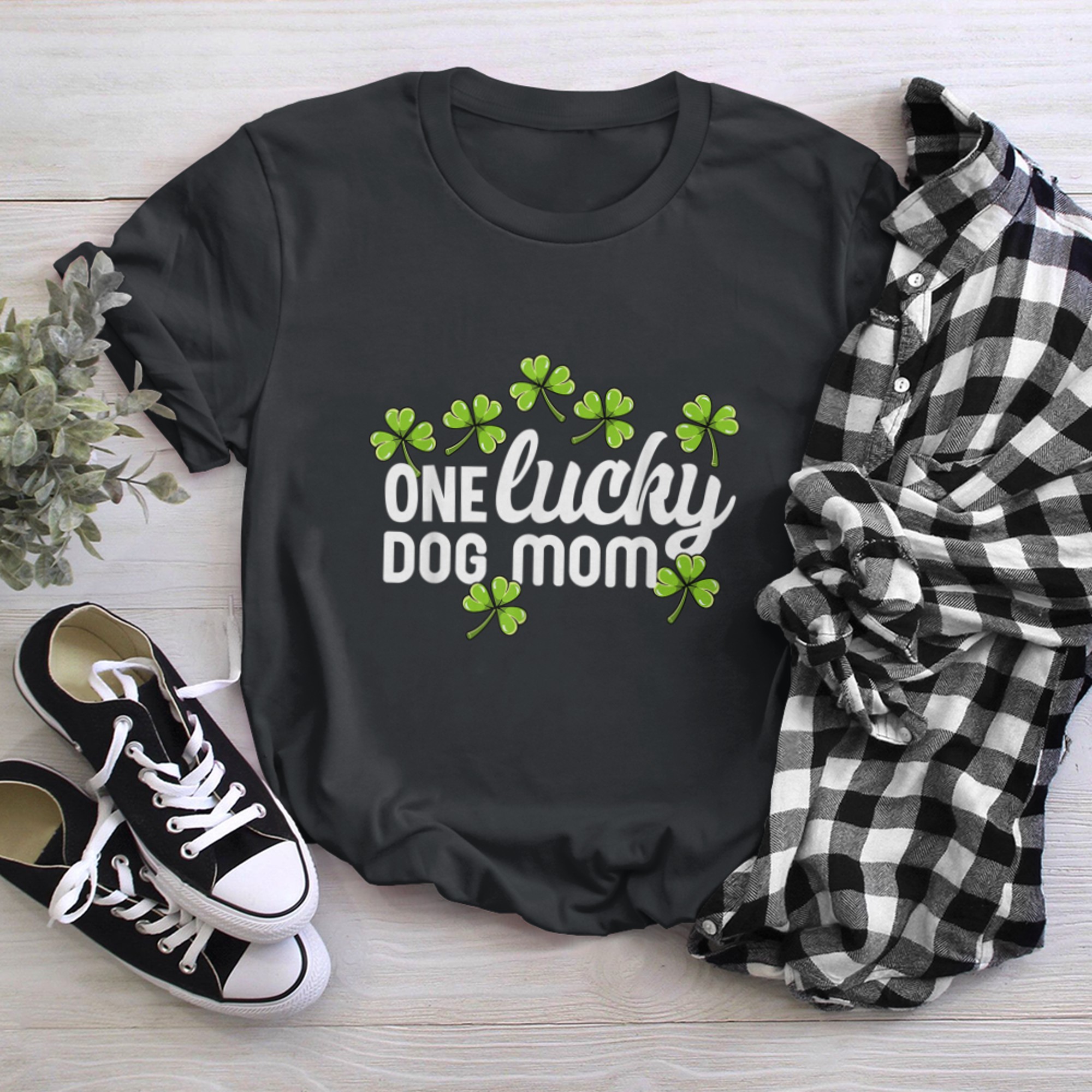 One Lucky Dog Mom St Patricks Day Funny Graphic (1) t-shirt black